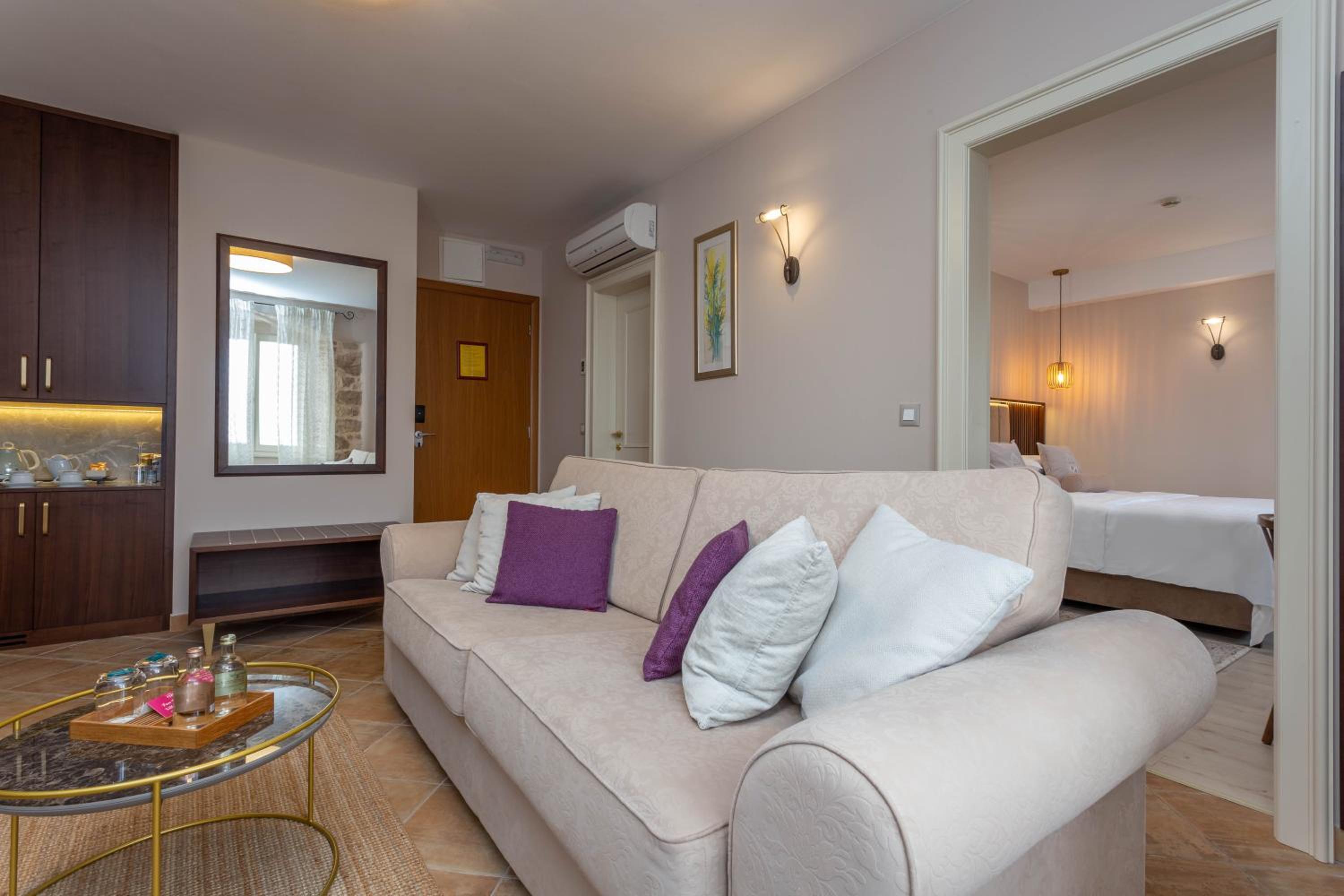 Superior Suite with Sea View - Photo 17