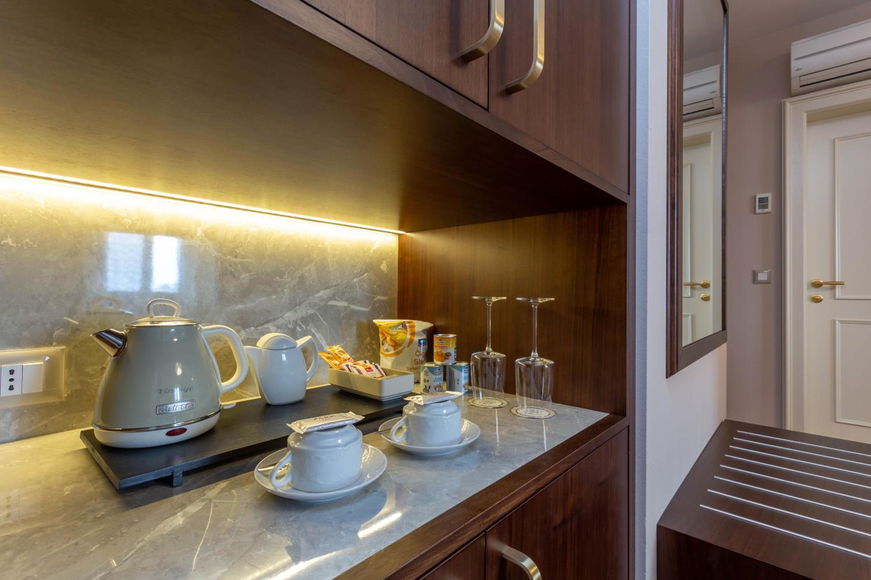 Superior Suite with Sea View - Photo 9