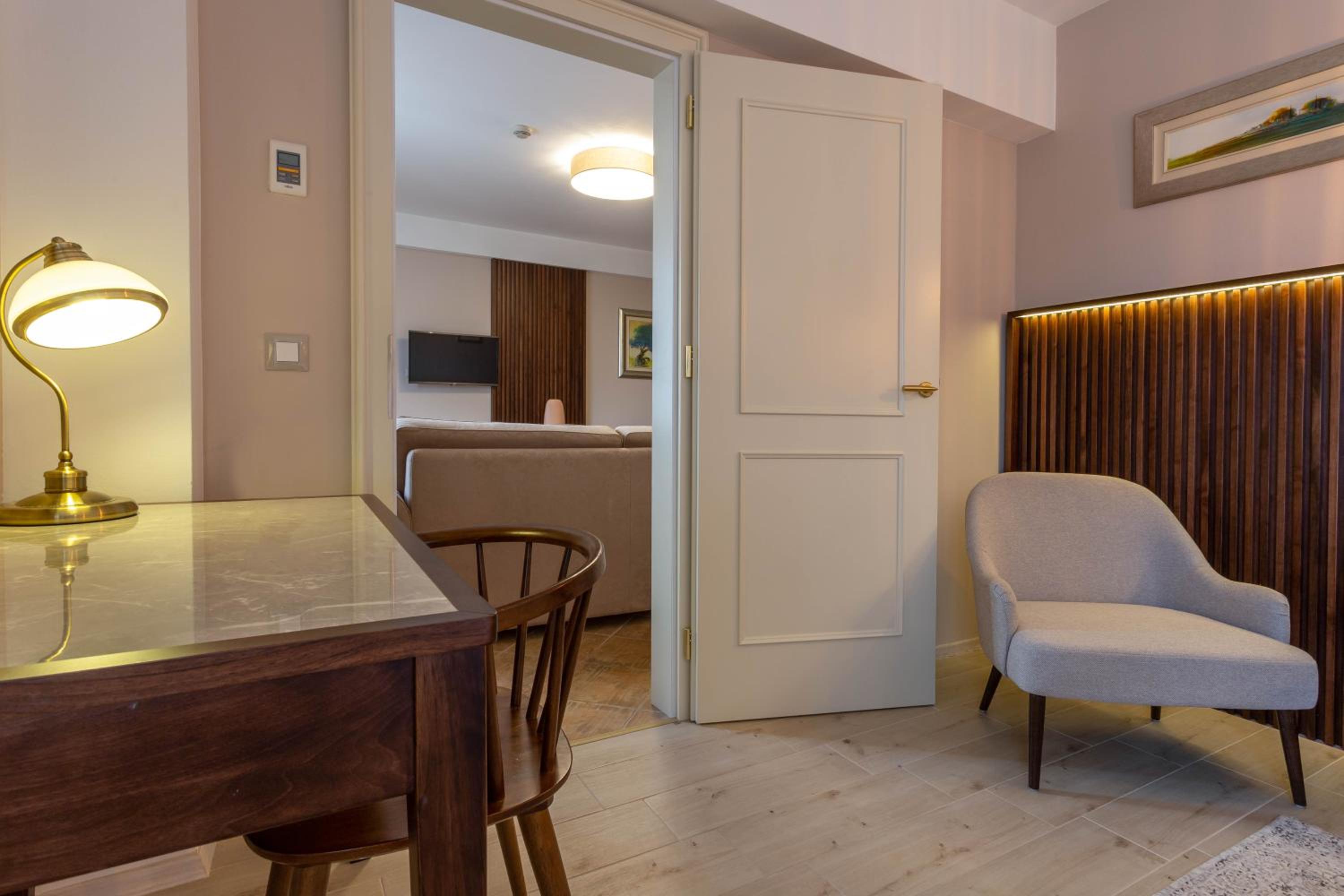 Superior Suite with Sea View - Photo 5