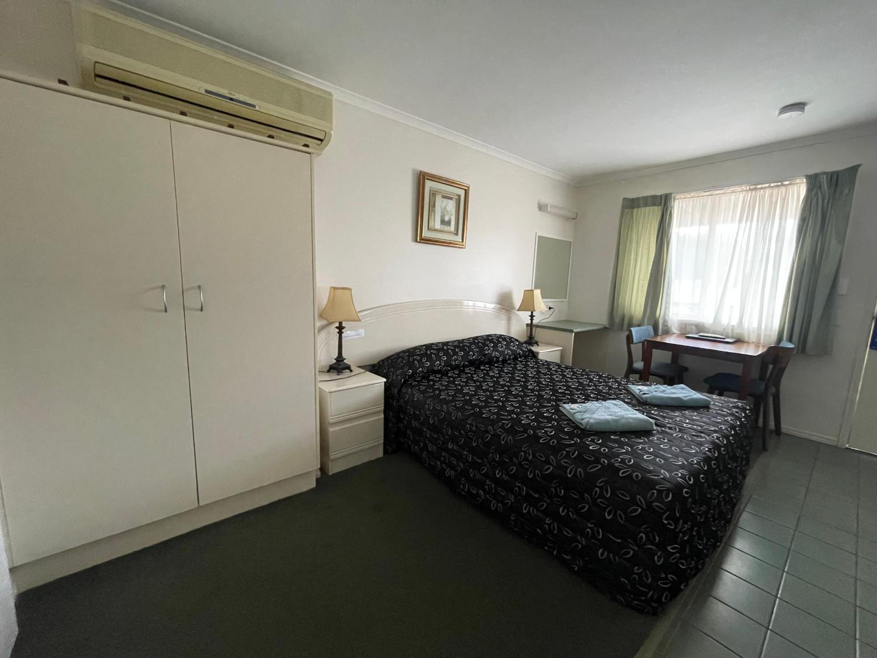 Queen Room photo 1