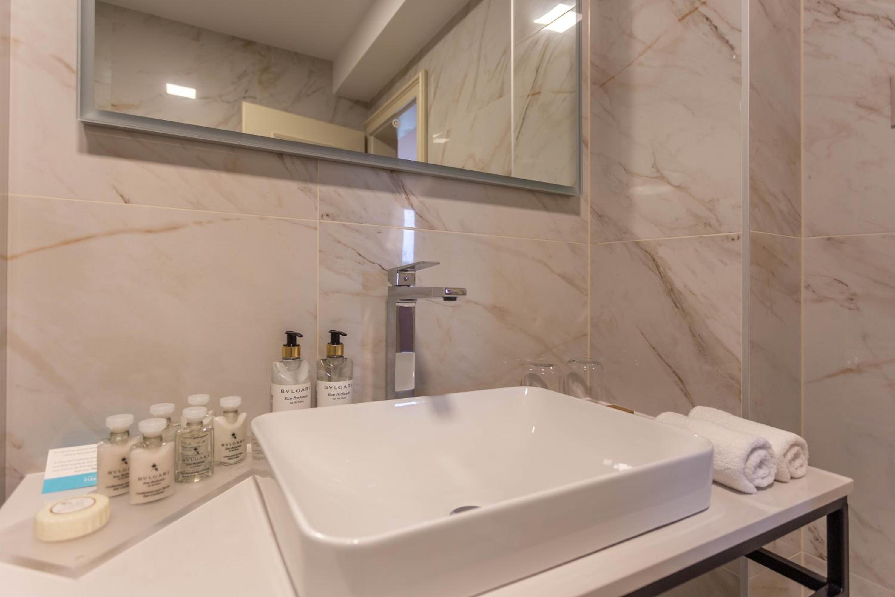Superior Suite with Sea View - Photo 2