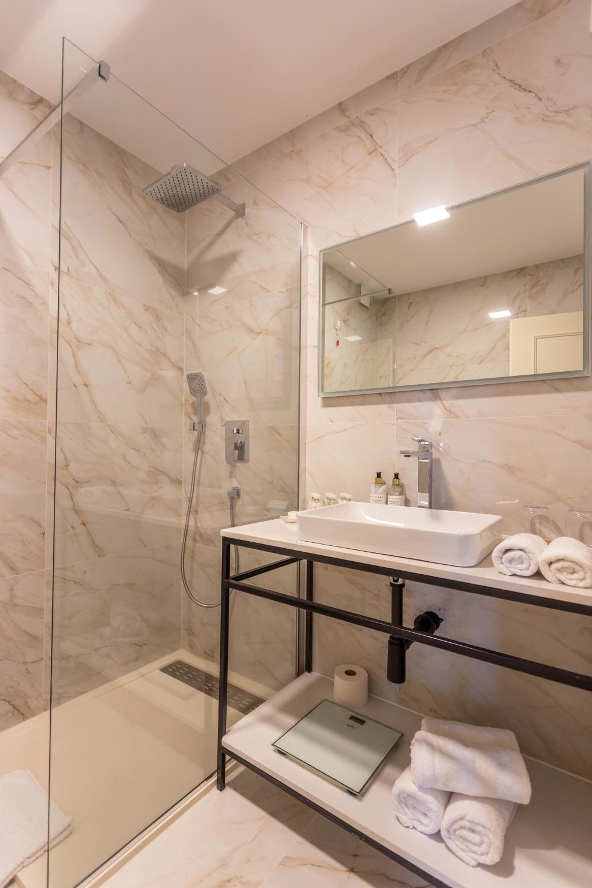 Superior Suite with Sea View - Photo 3