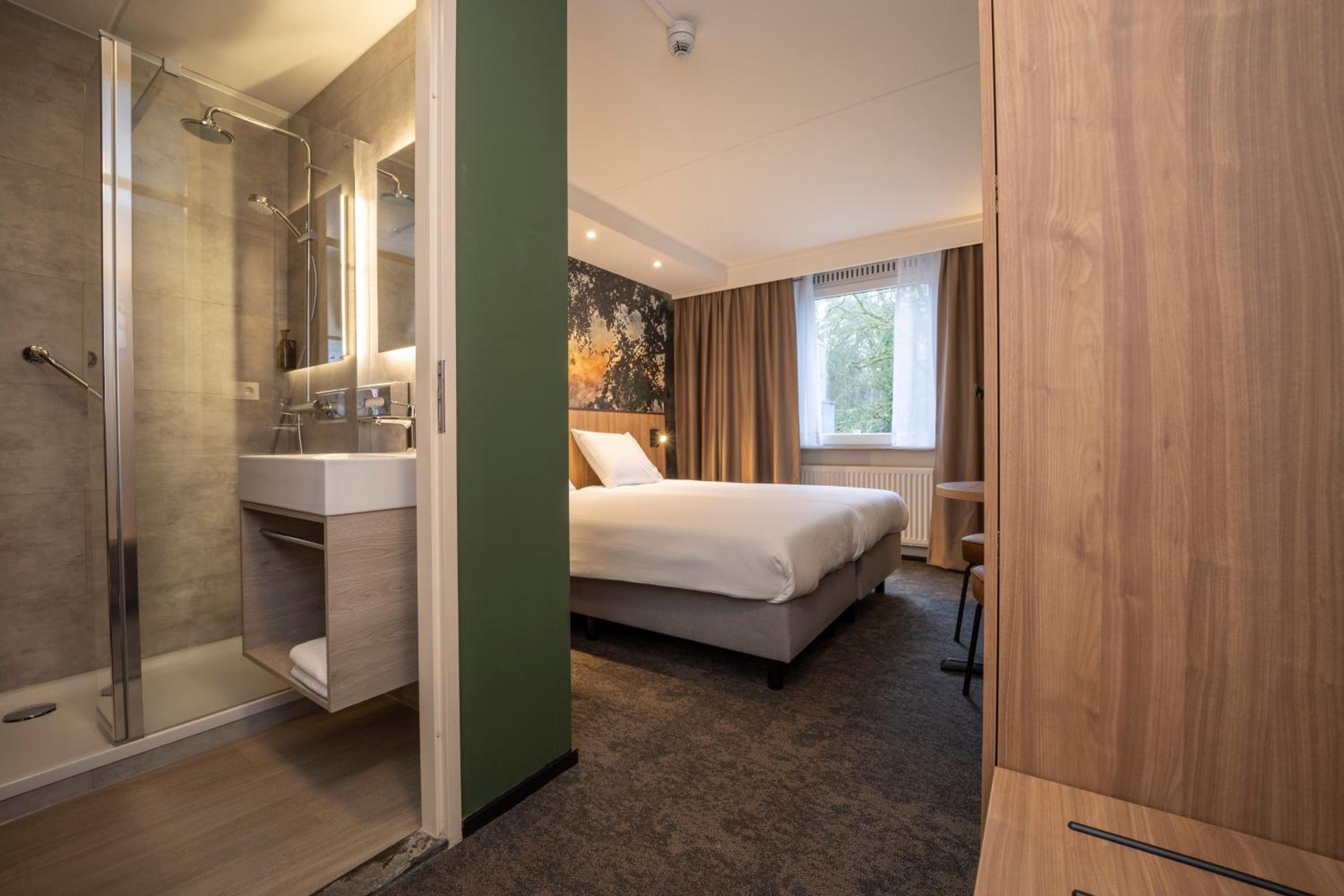 Deluxe Double Room with Shower - Photo 1