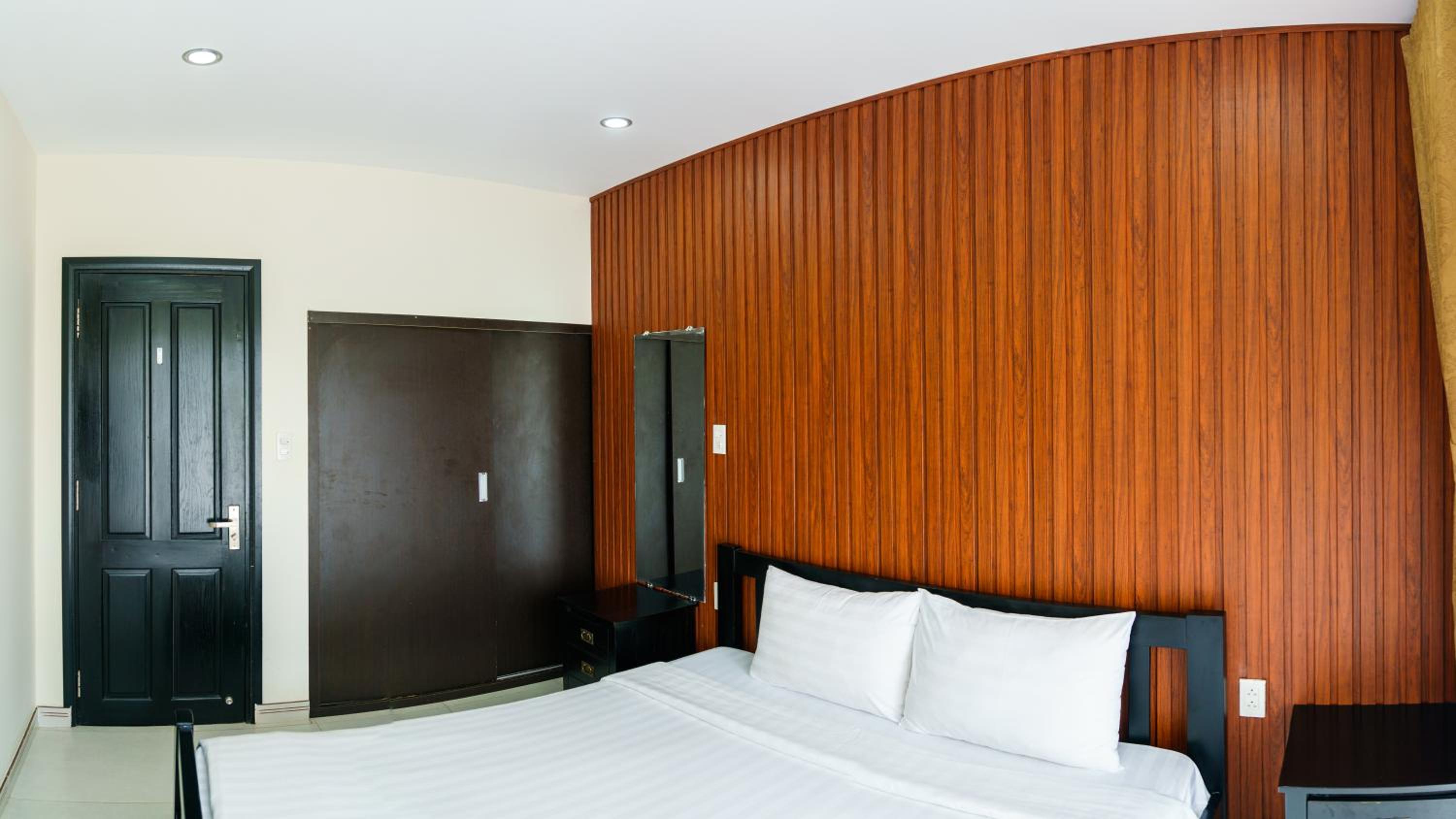 One-Bedroom Apartment - Photo 18