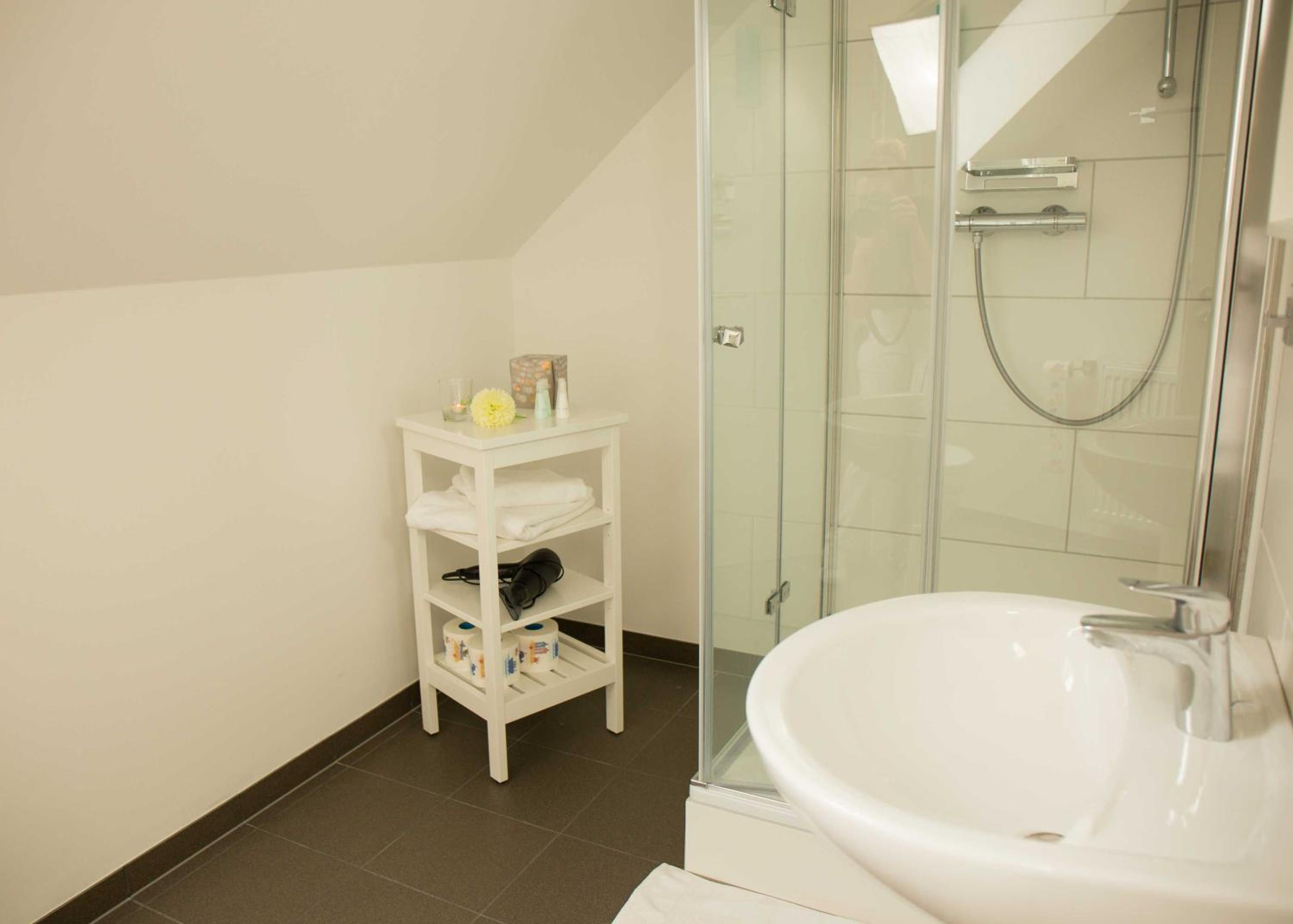 One-Bedroom Apartment with Shower photo 3