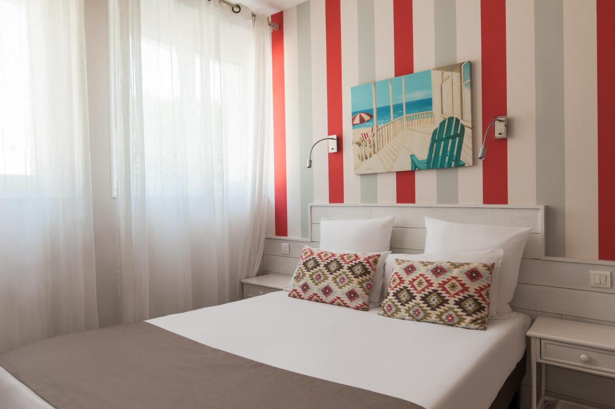Double Room with City View - Photo 2