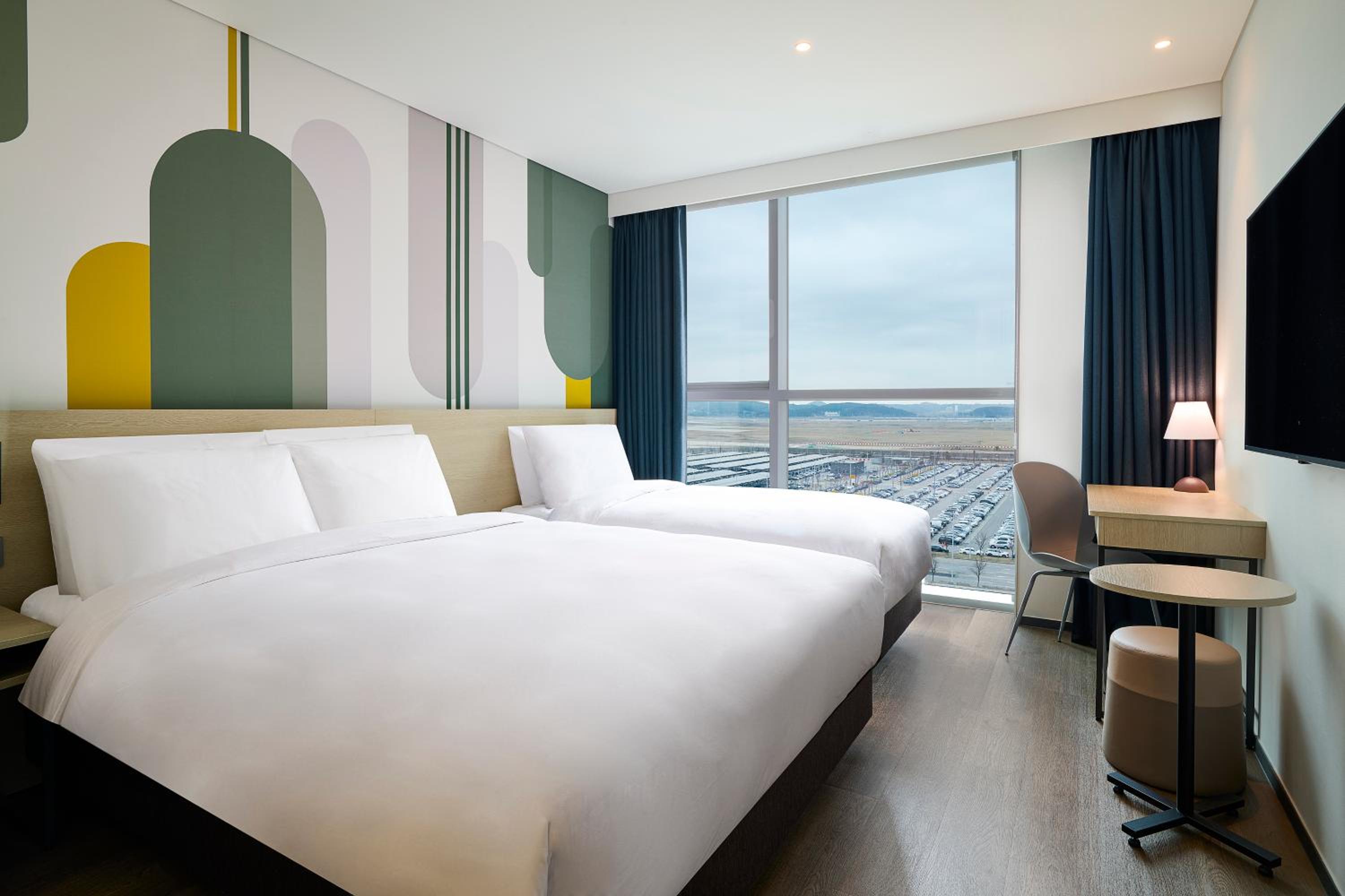 Superior Room with One Double Bed and One Single Bed - Photo 3