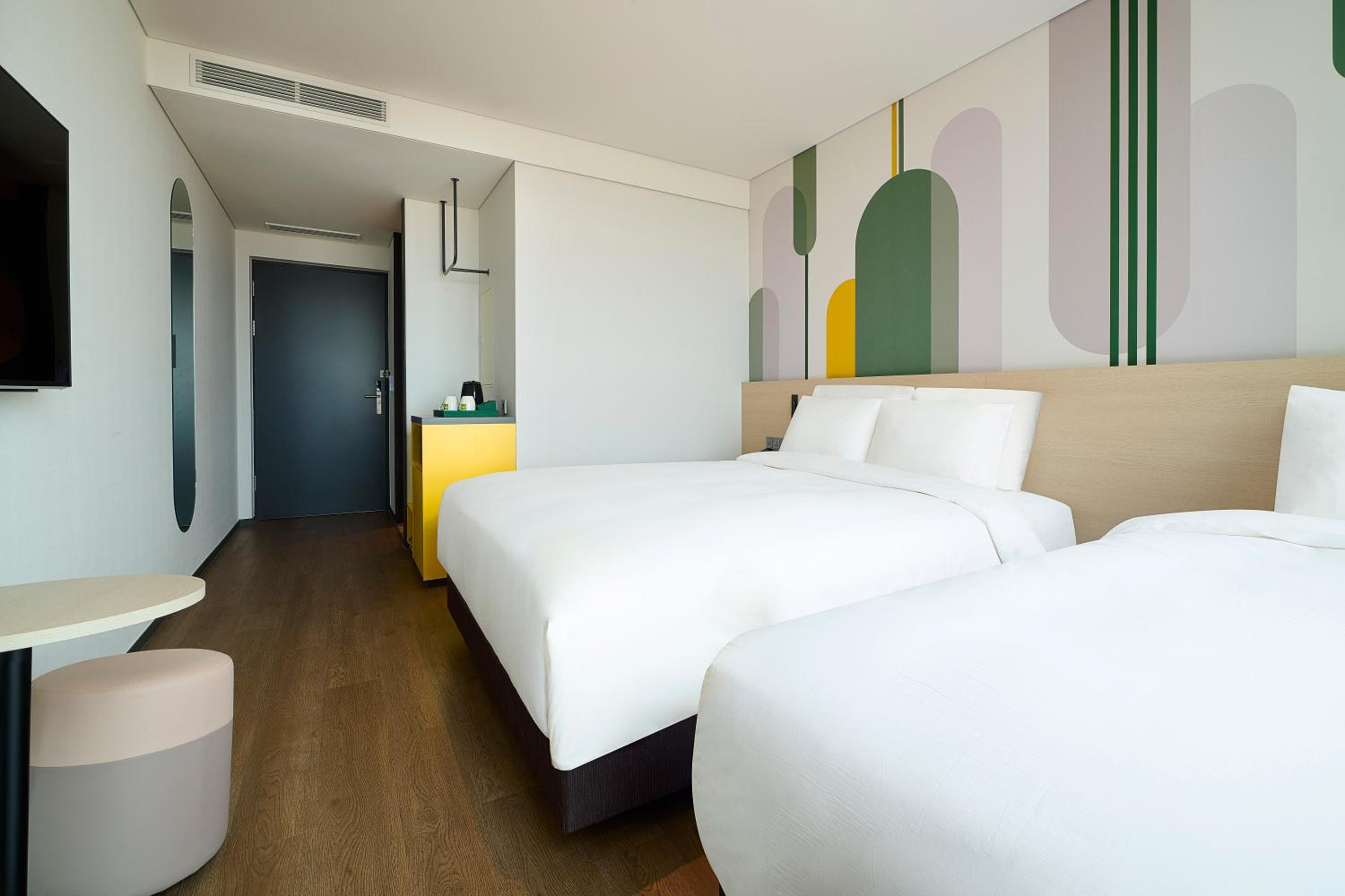 Superior Room with One Double Bed and One Single Bed - Photo 5