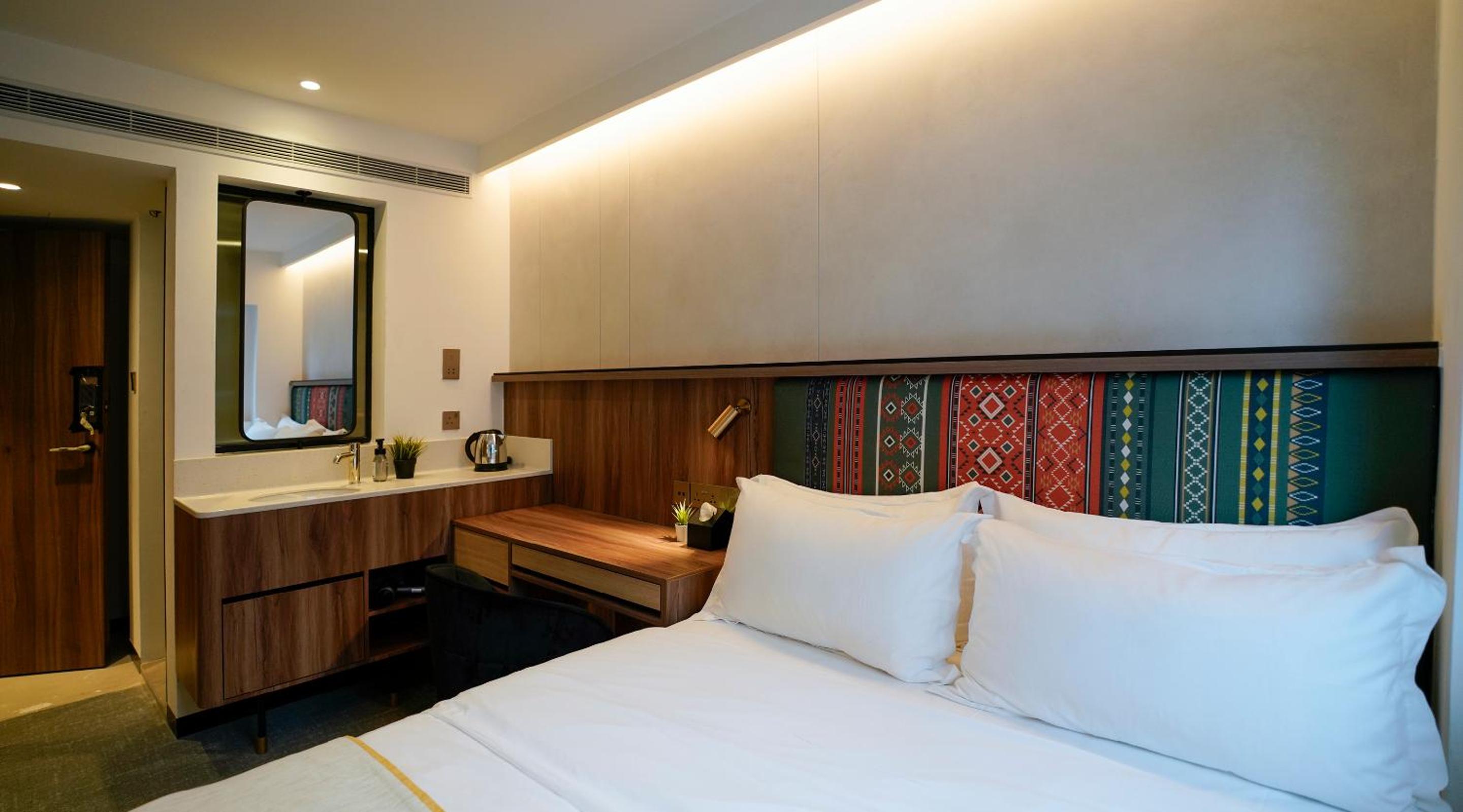 Deluxe Room, Window, SHORT OVERNIGHT, 11hrs:8PM-7AM photo 2