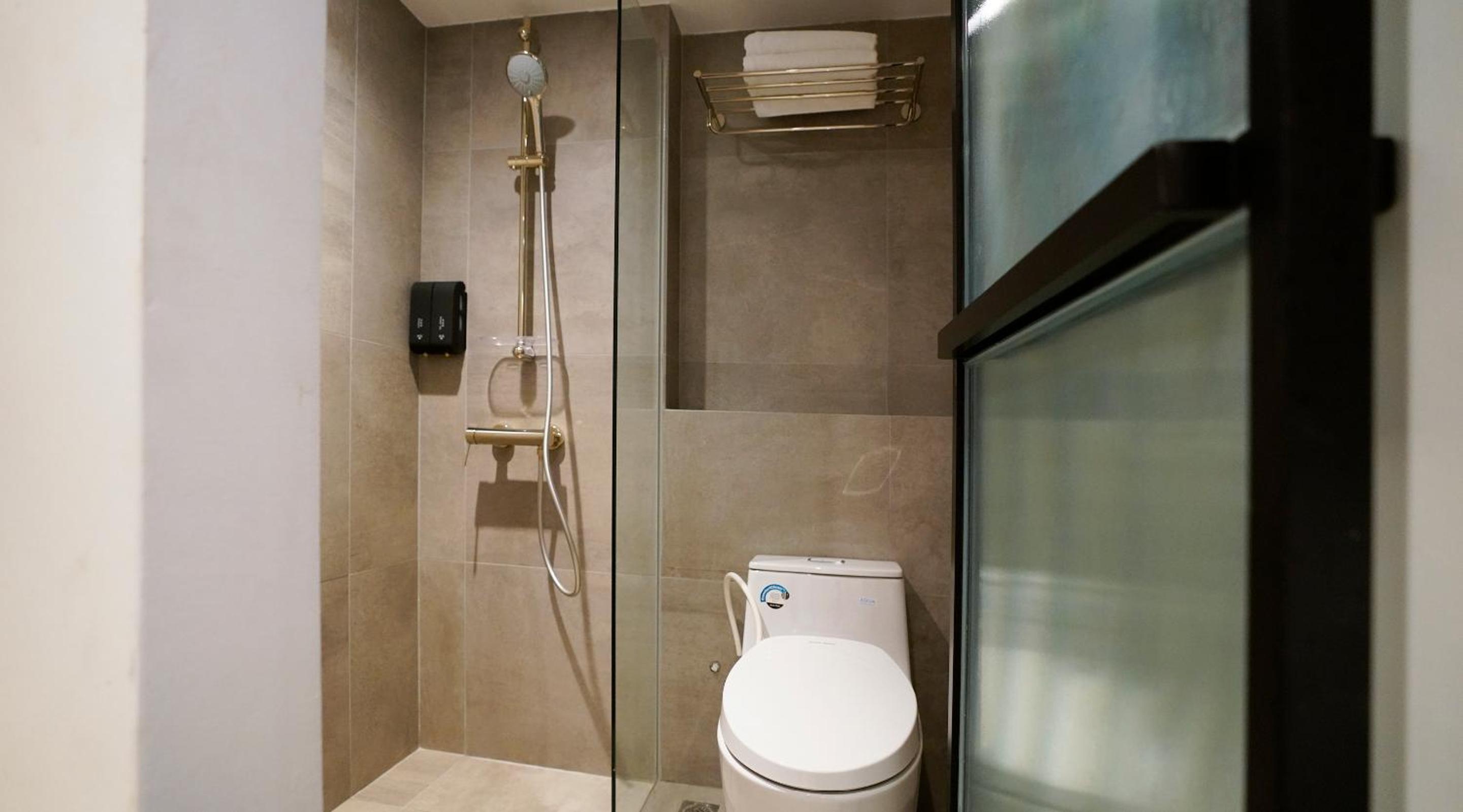 Deluxe Room, Window, SHORT OVERNIGHT, 11hrs:8PM-7AM photo 3