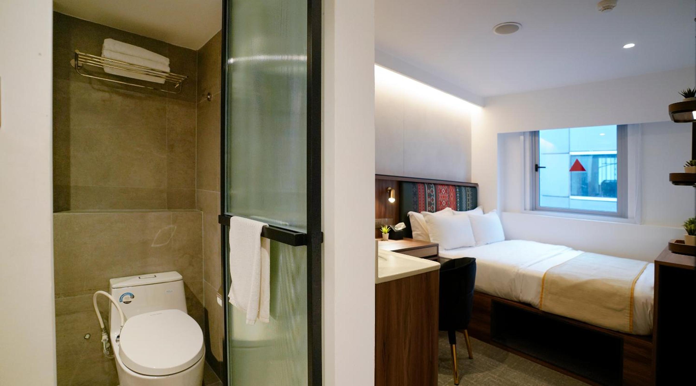 Deluxe Room, Window, SHORT OVERNIGHT, 11hrs:8PM-7AM photo 1
