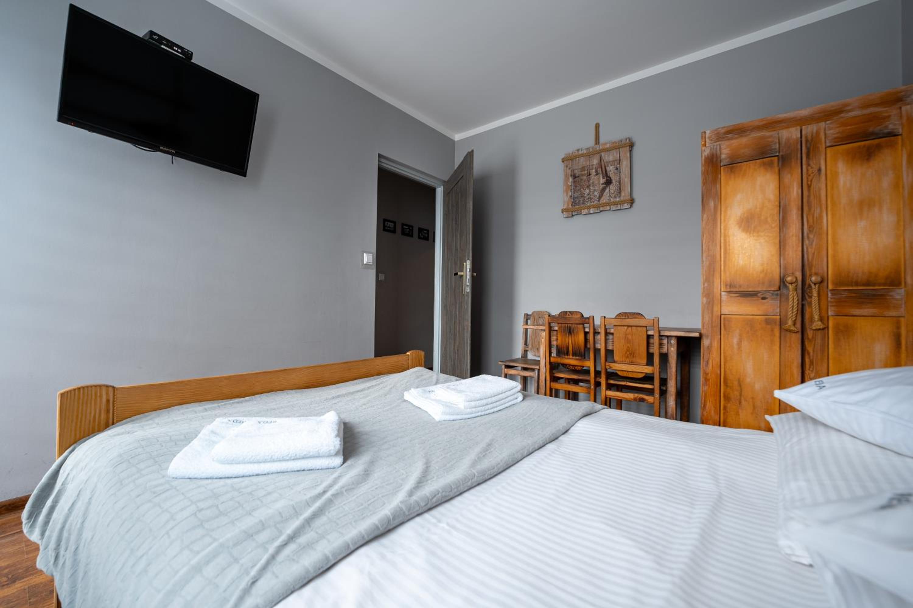 Quadruple Room with Balcony - Photo 6
