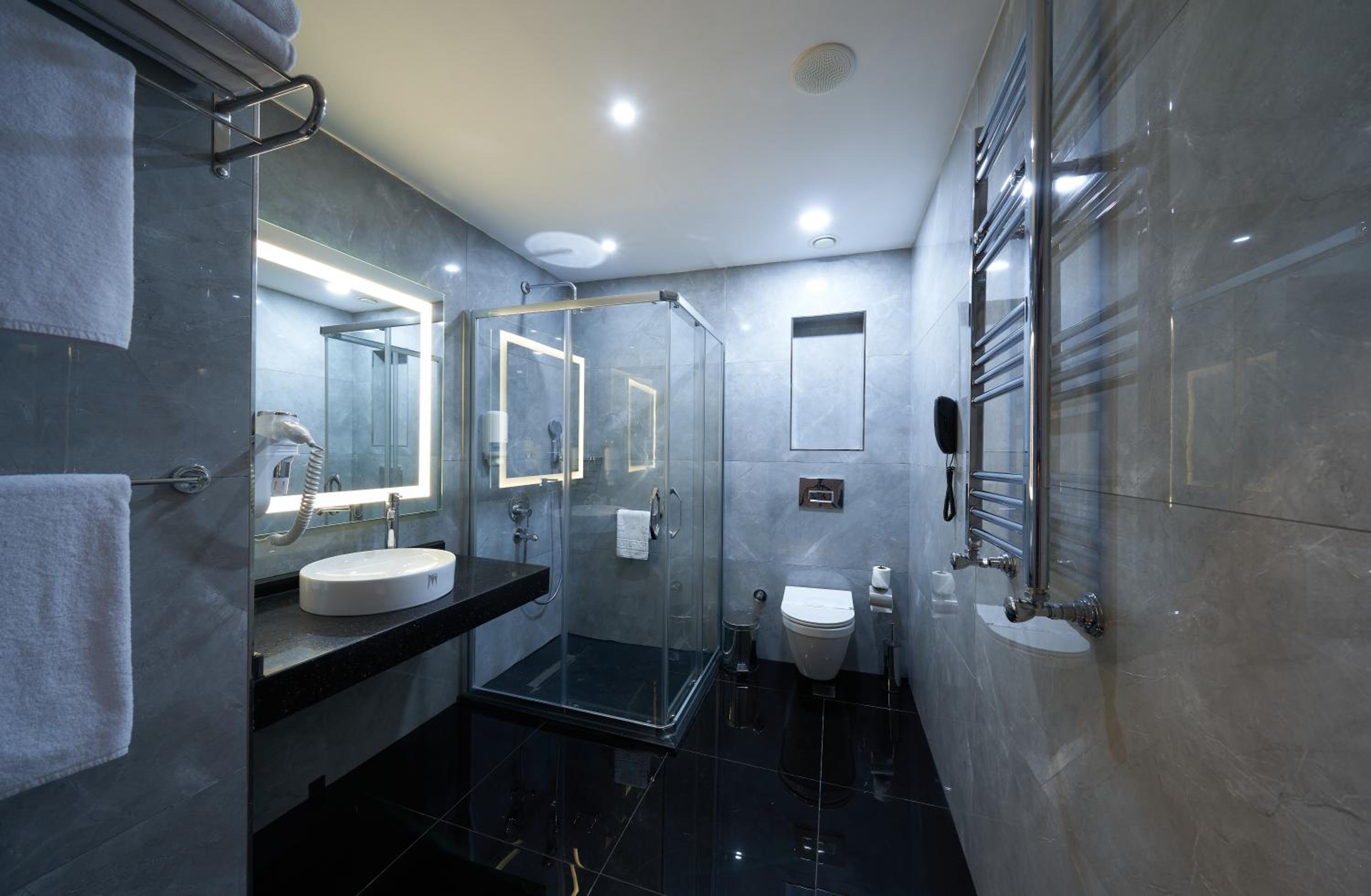 Standard Room with Square View - Photo 4