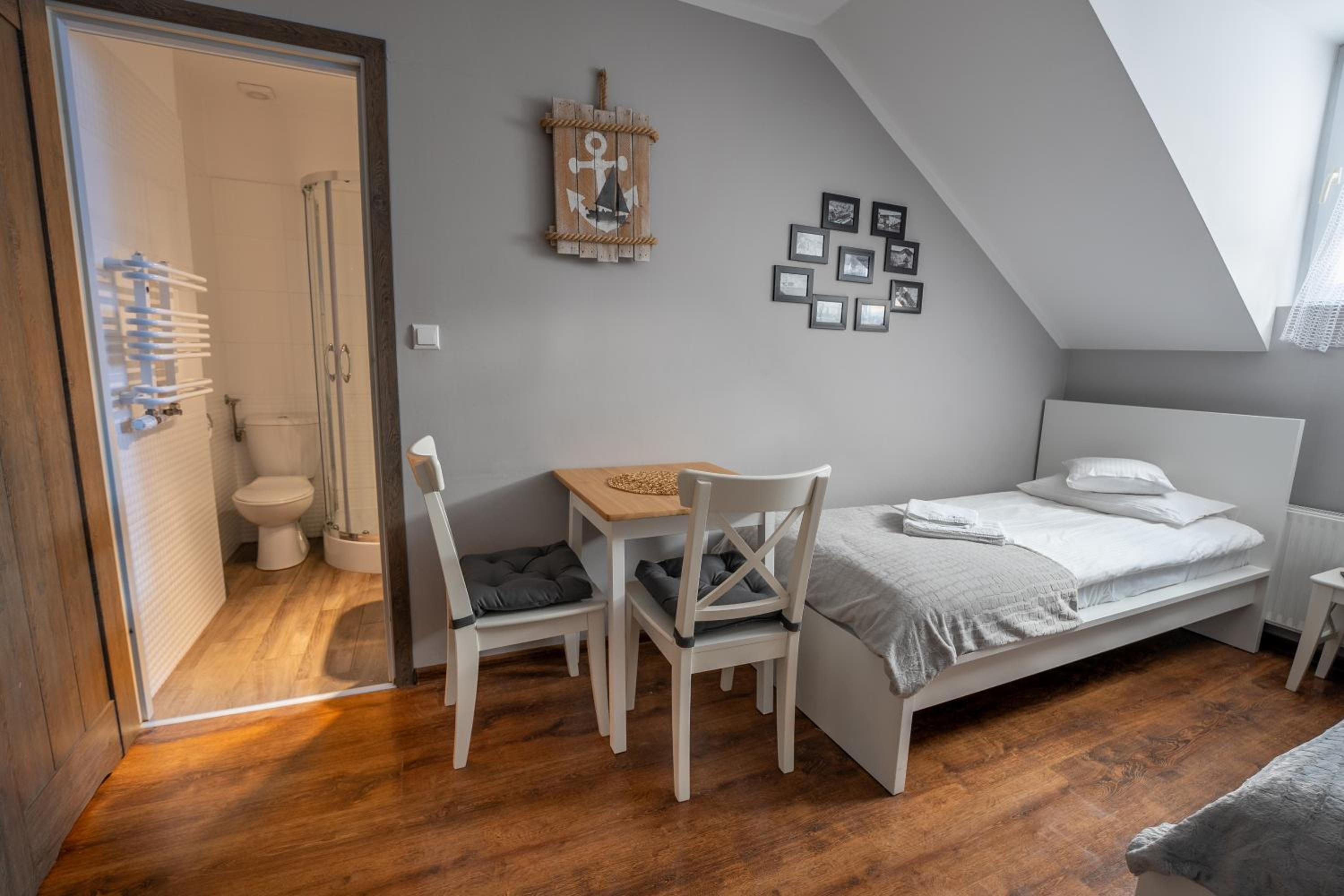 Twin Room - Photo 6