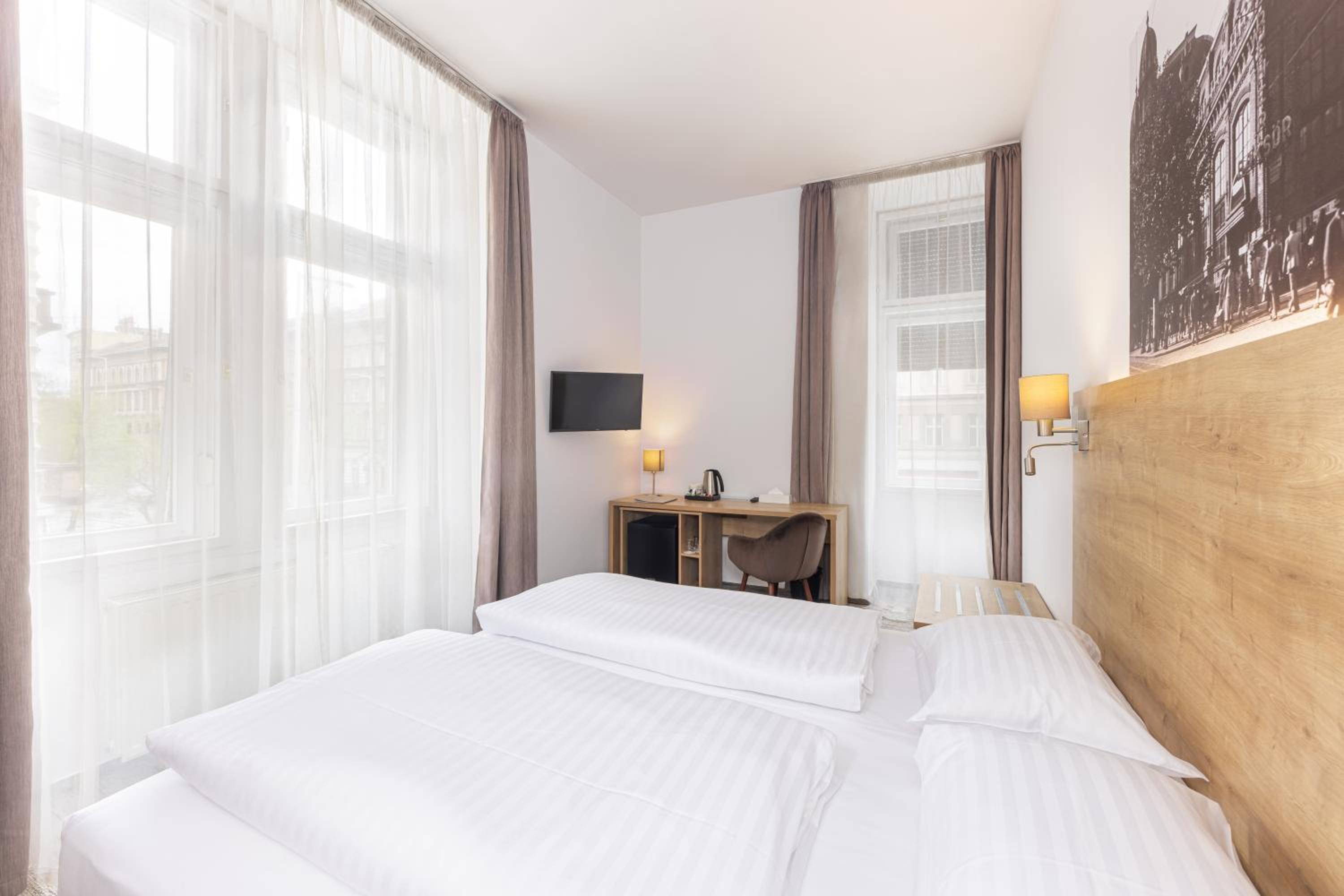 Double or Twin Room - Photo 6