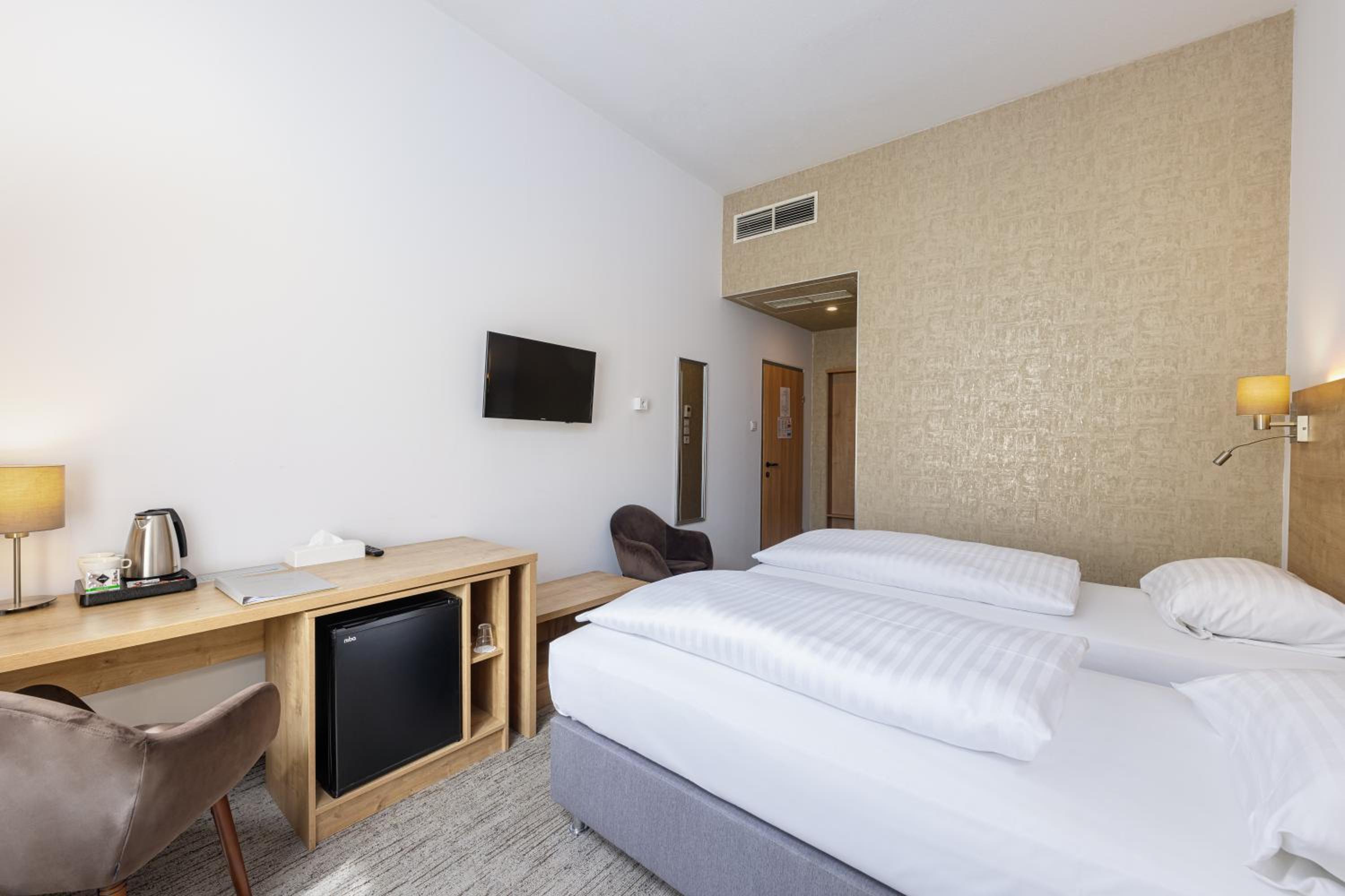 Double or Twin Room - Photo 11