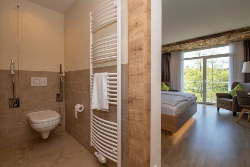 Double Room with Roll-In Shower and Lake View- Disability Access photo 3