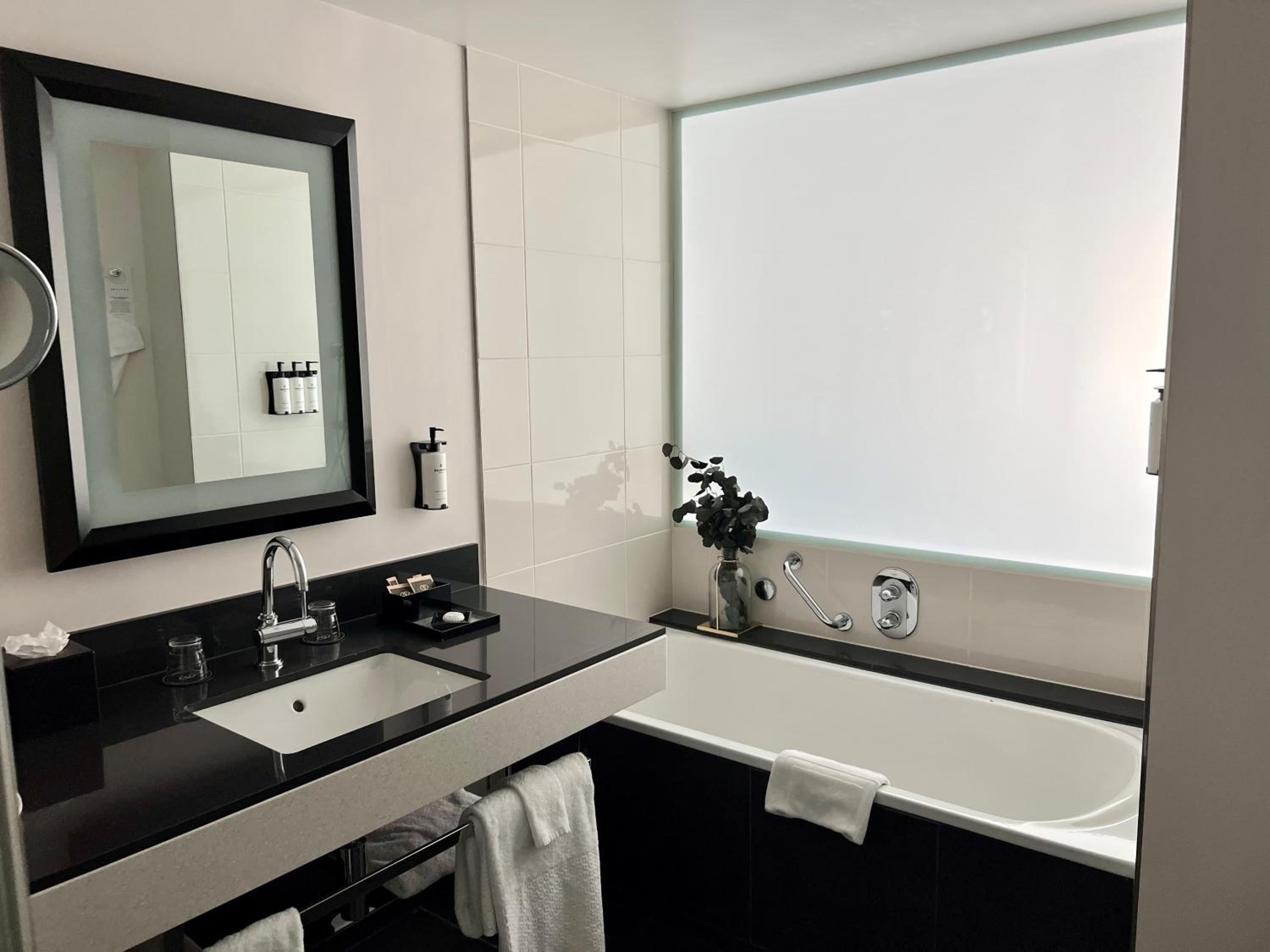 Luxury Room with 1 King Size Bed - Photo 3