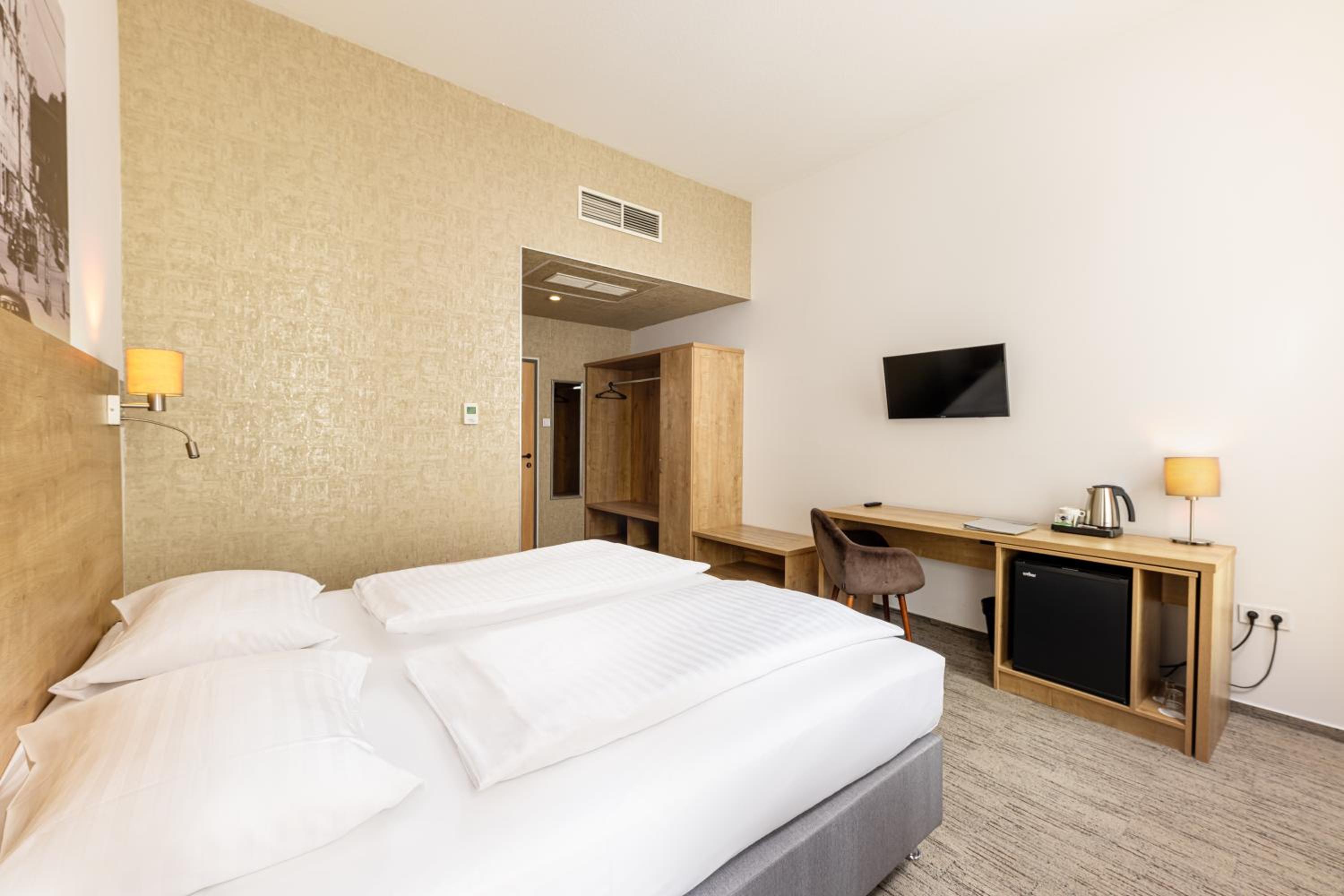 Double or Twin Room - Photo 13