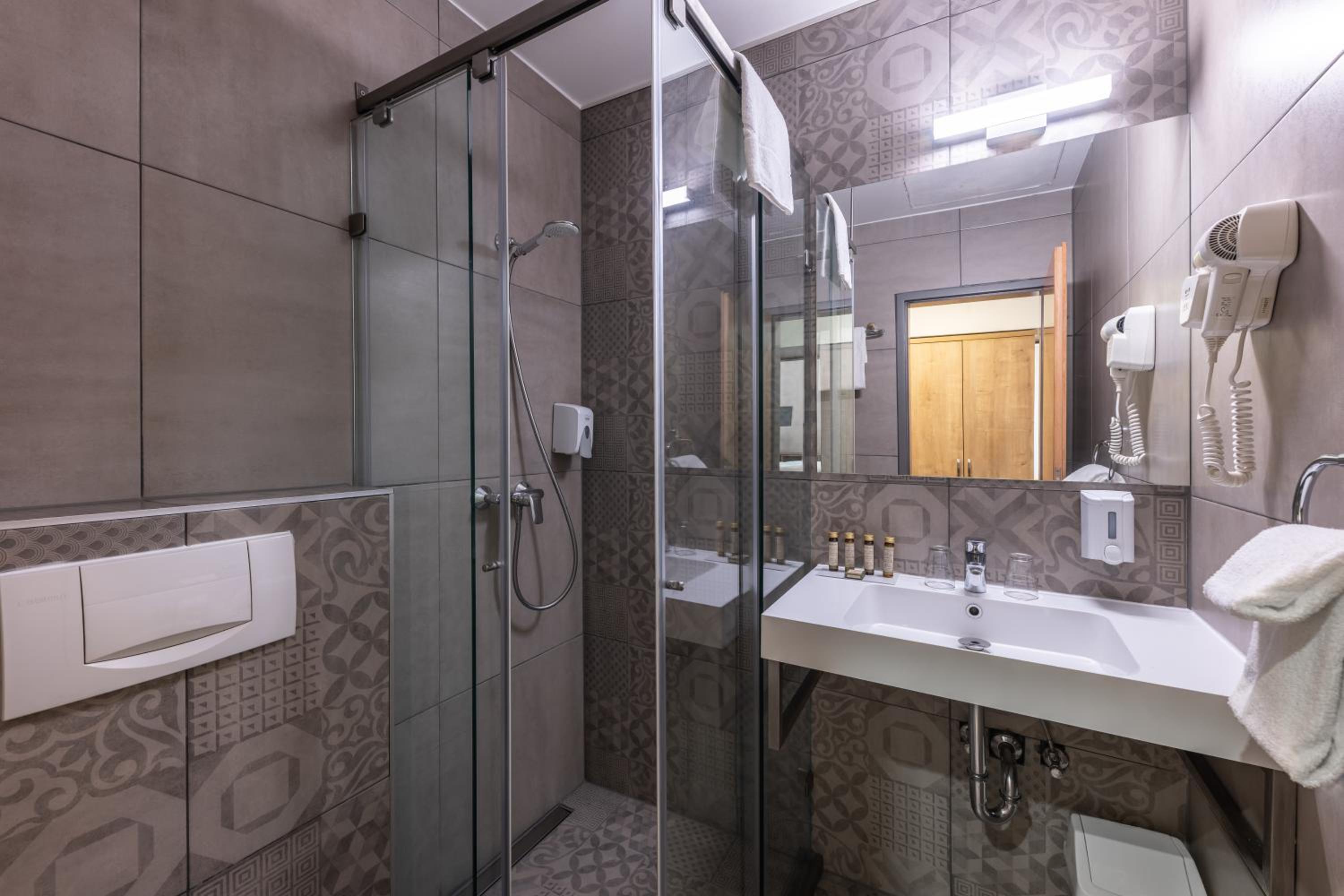 Double or Twin Room - Photo 4