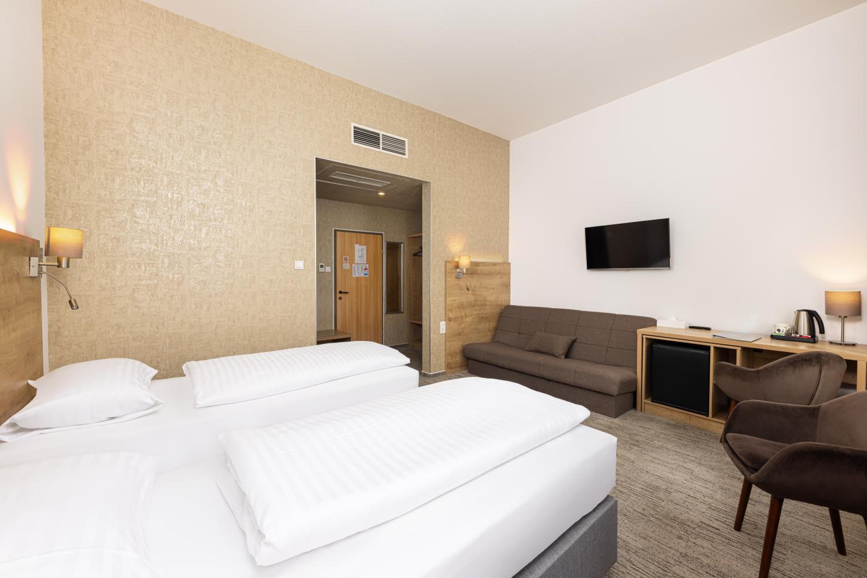 Double or Twin Room - Photo 8