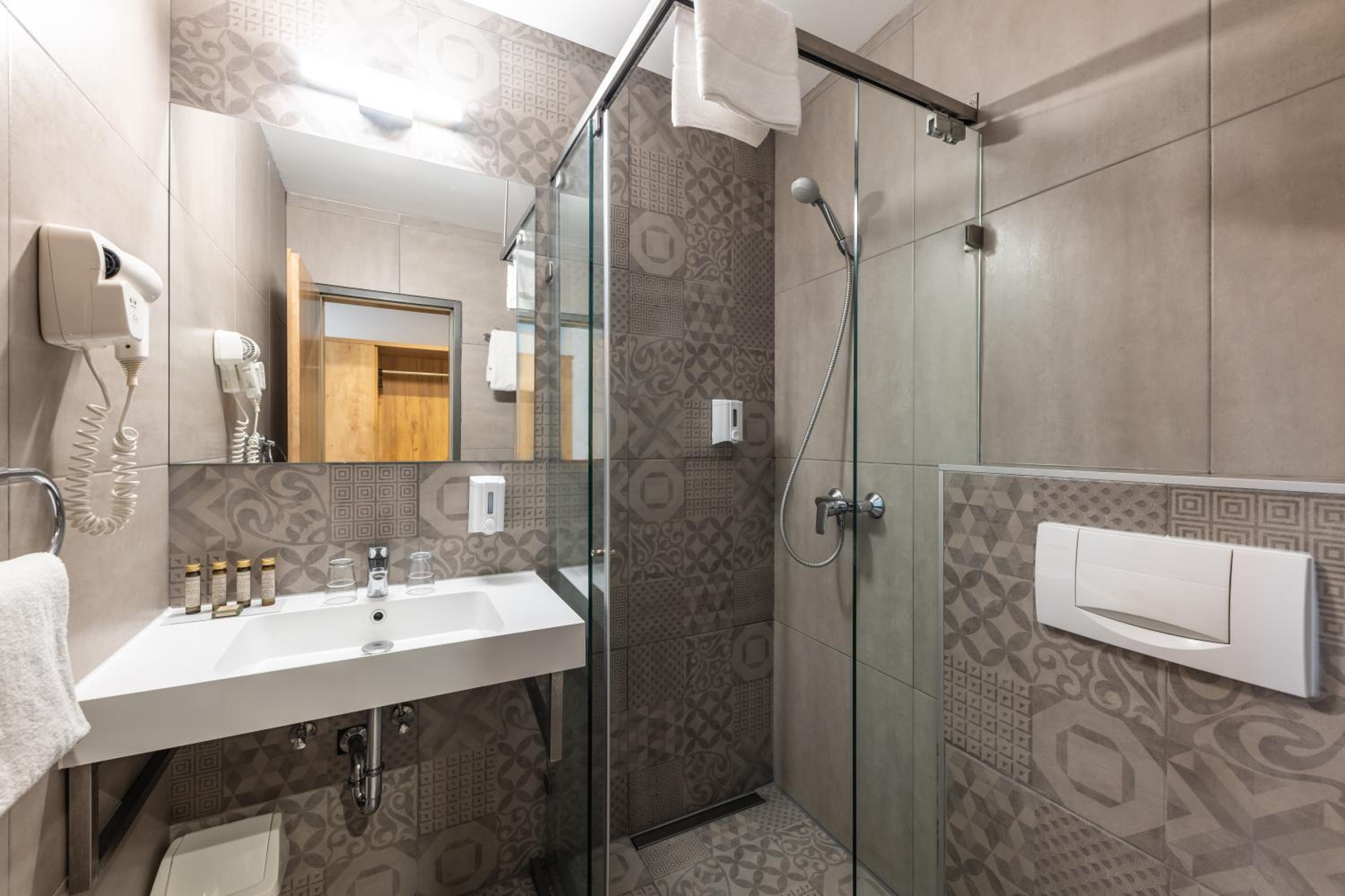 Double or Twin Room - Photo 10