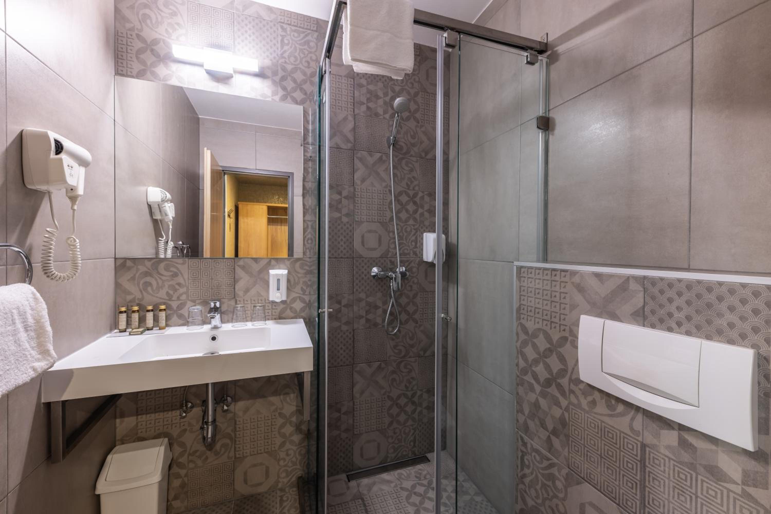 Double or Twin Room - Photo 7