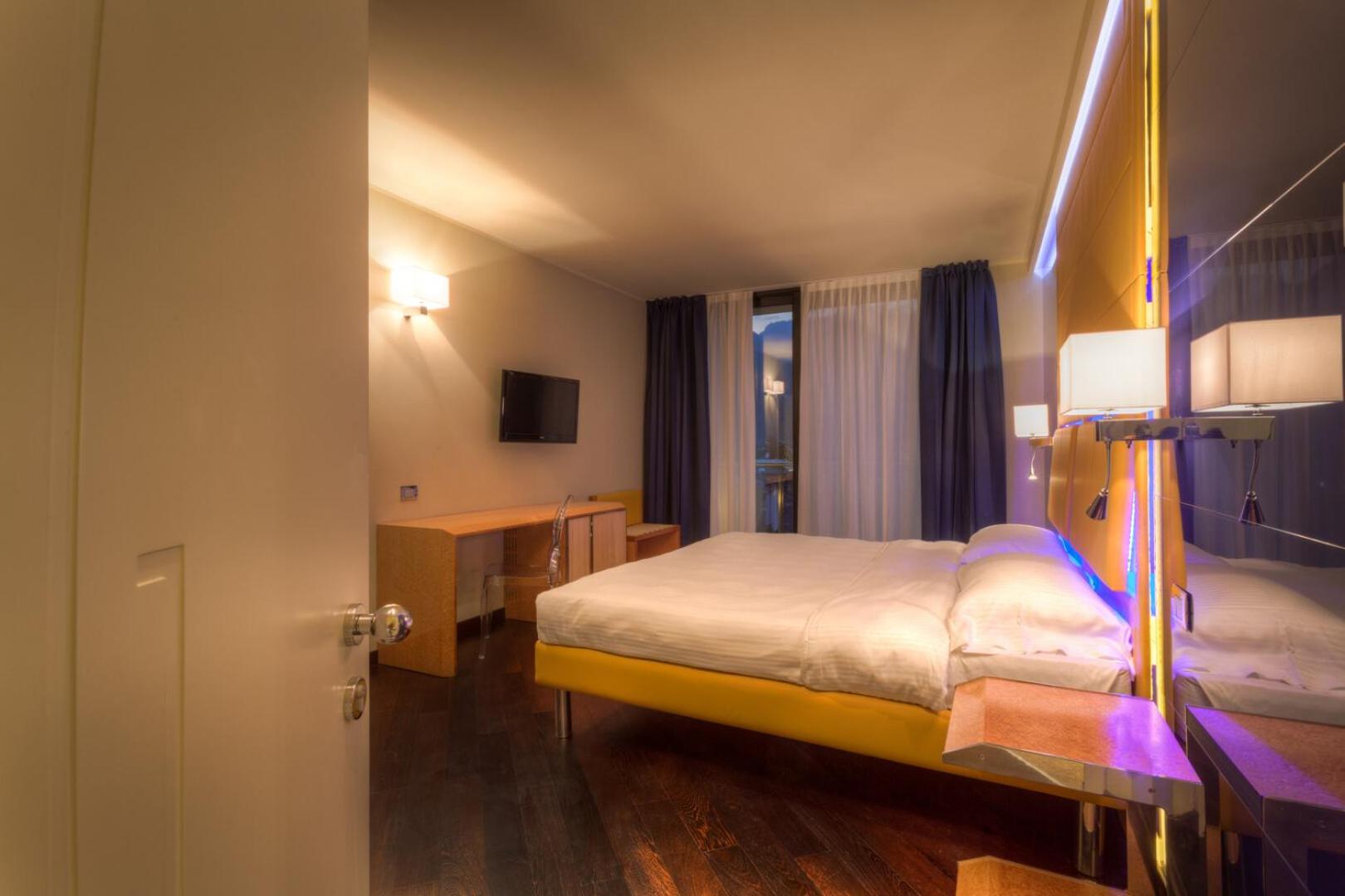 Standard Double Room with Balcony - Photo 2