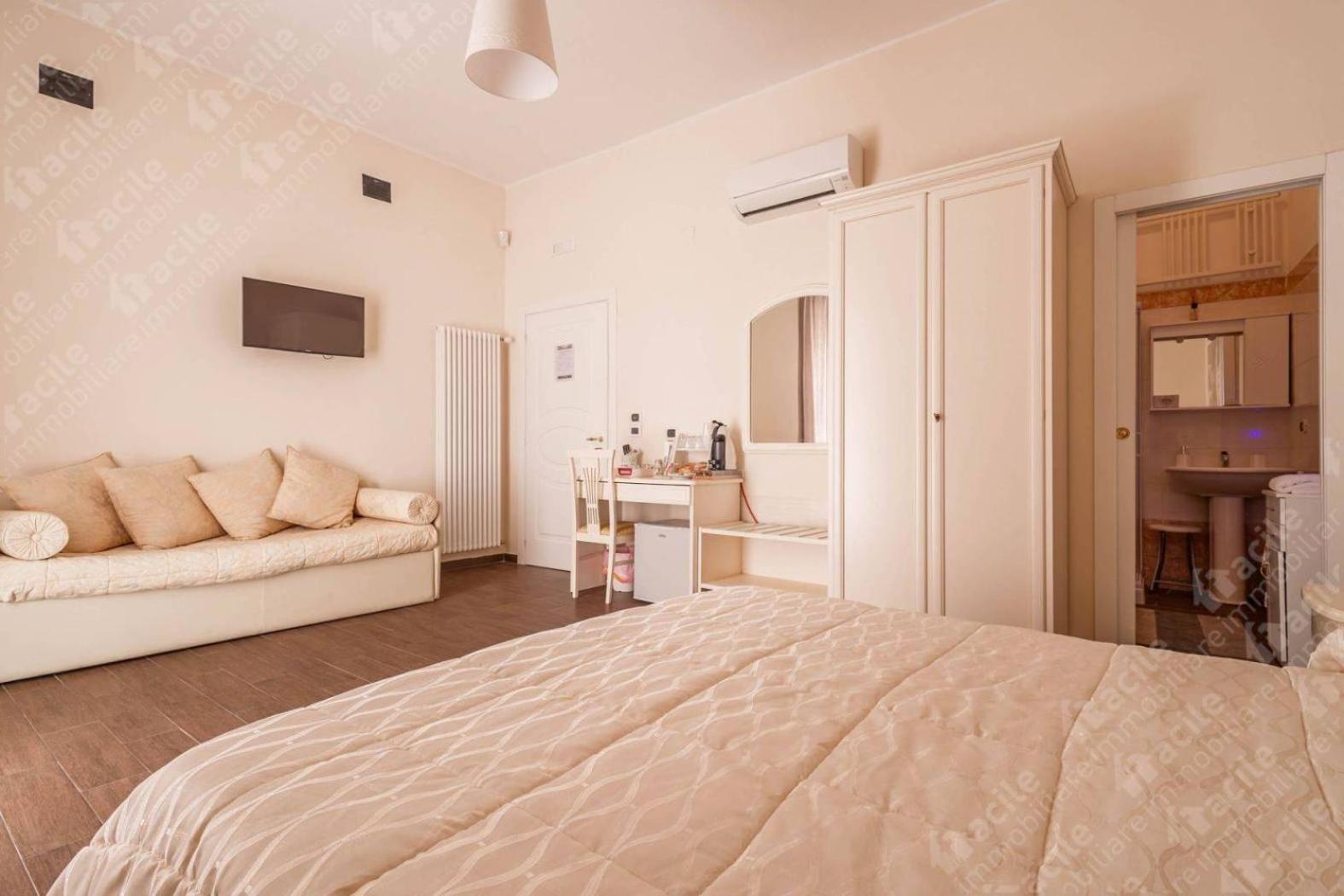 Quadruple Room with Private Bathroom - Photo 31