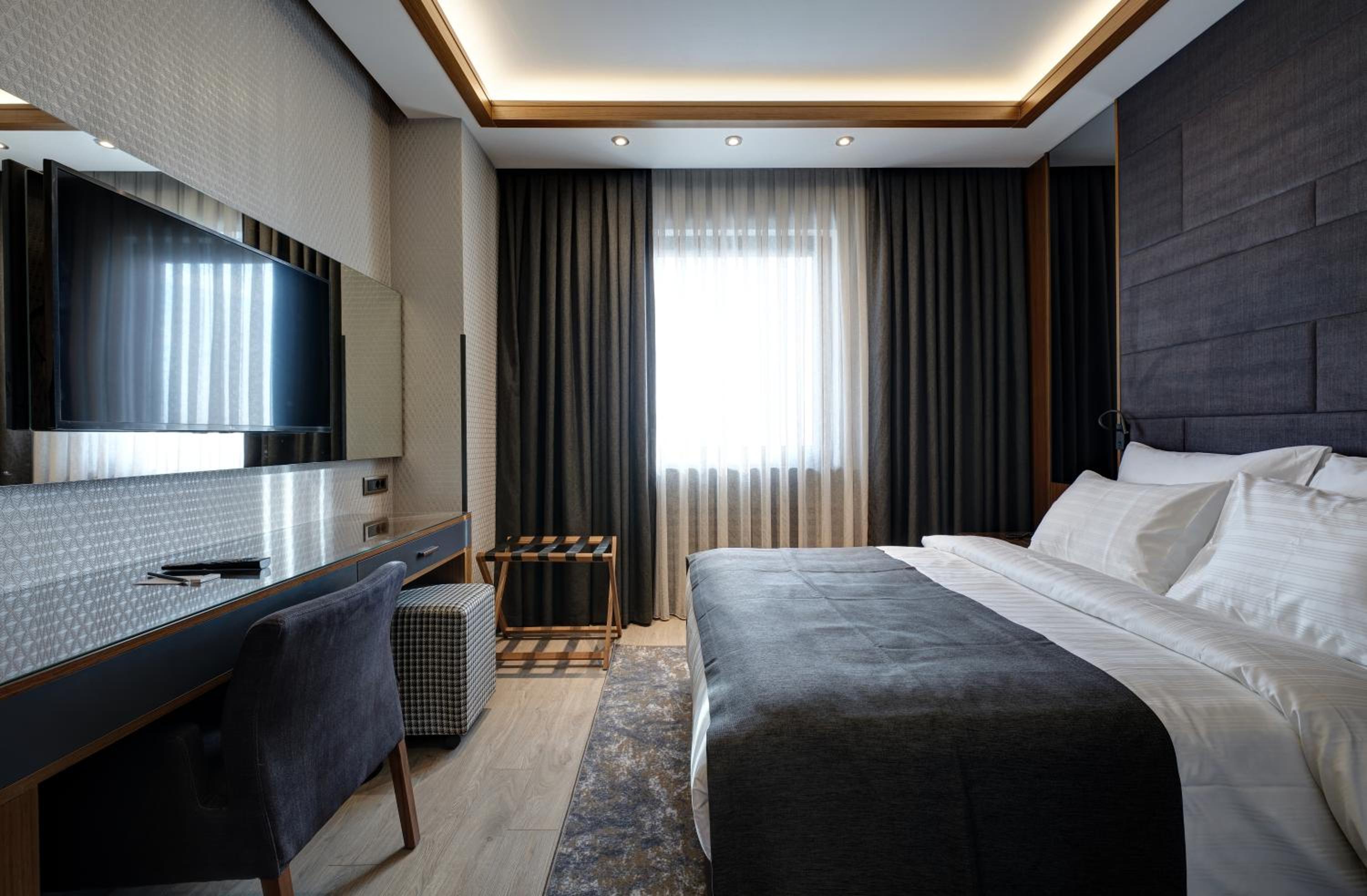 Standard Room with Square View - Photo 2