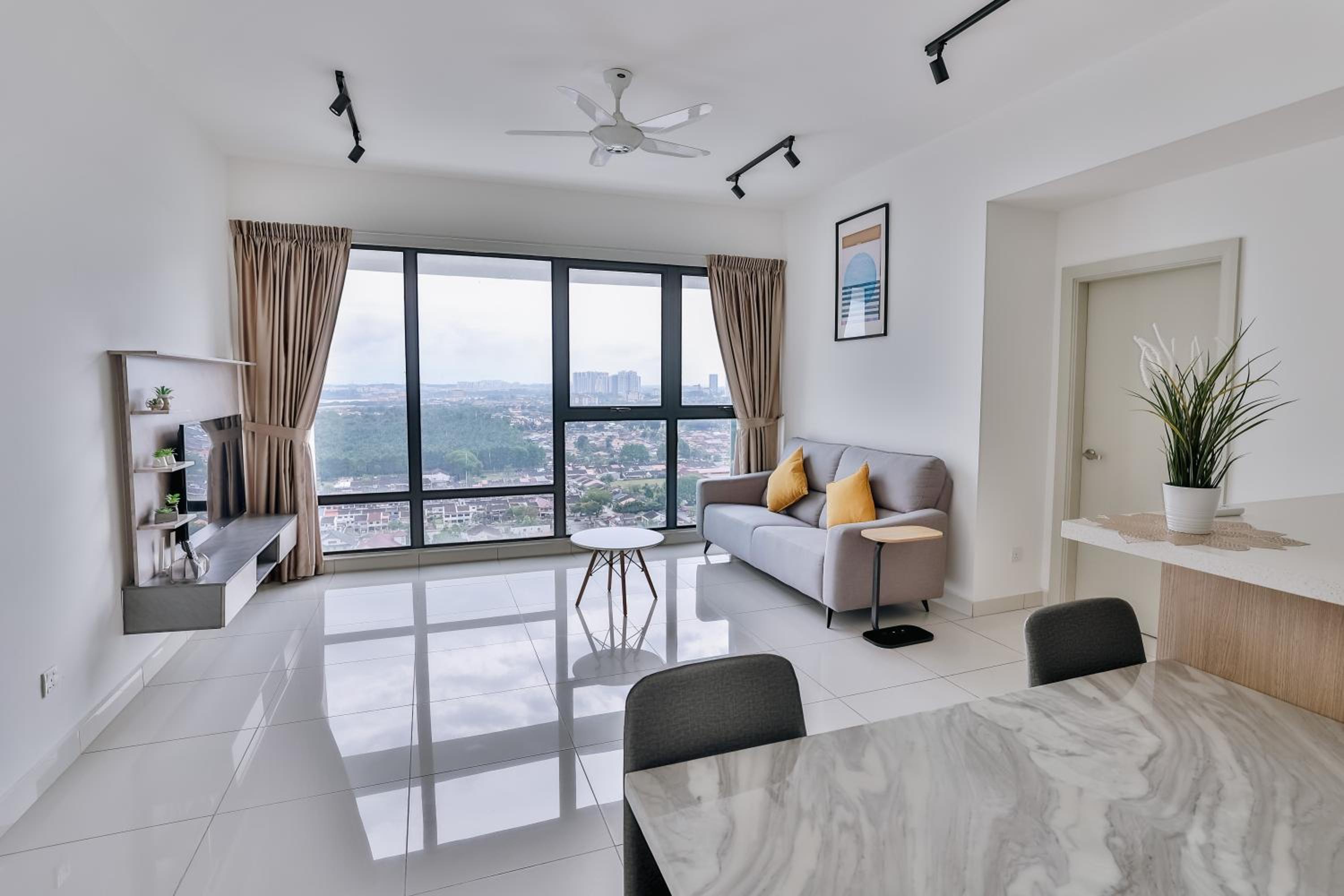 Family Two-Bedroom Apartment with View photo 2