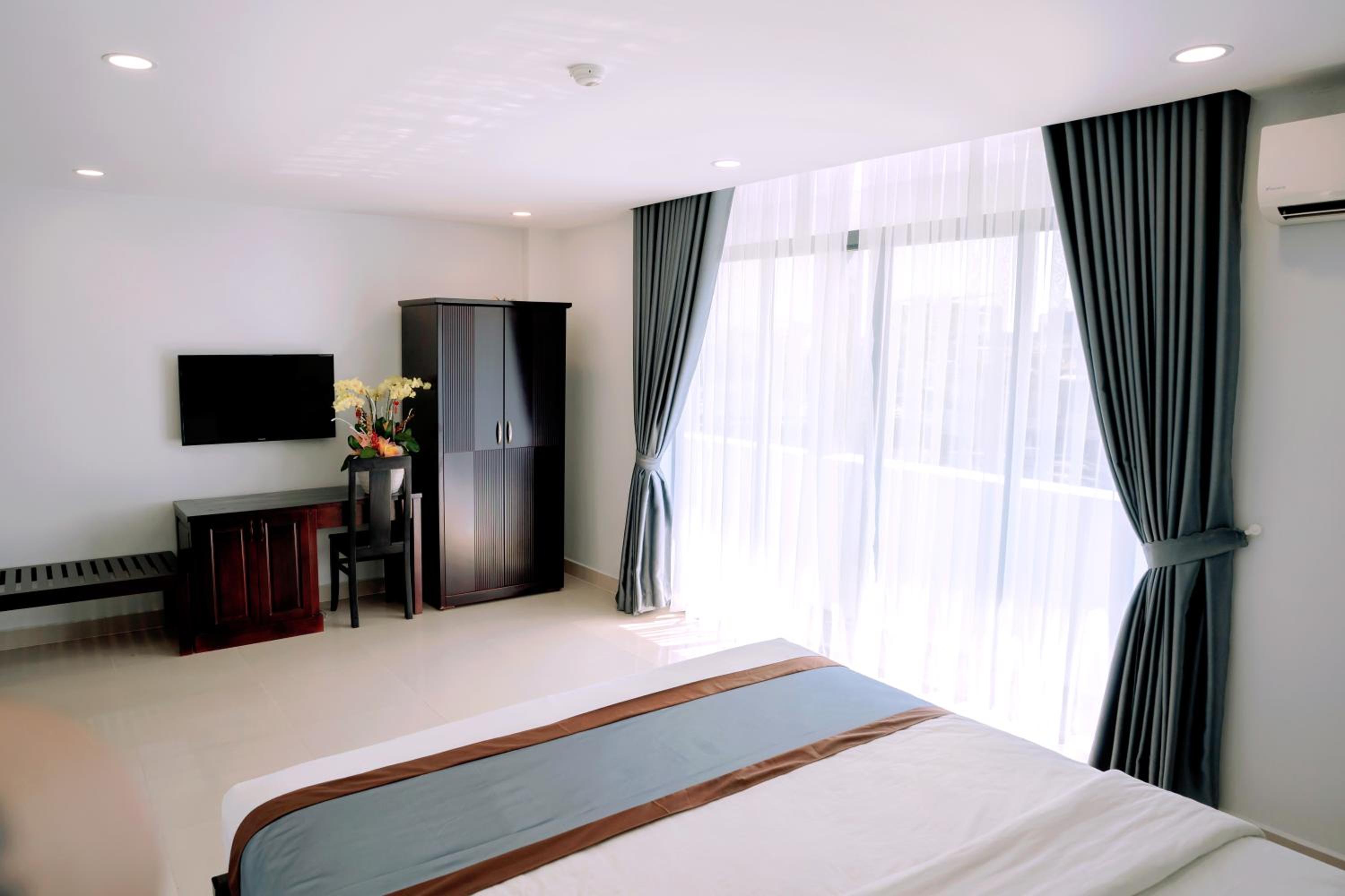 Deluxe Double Room with Balcony - Photo 6