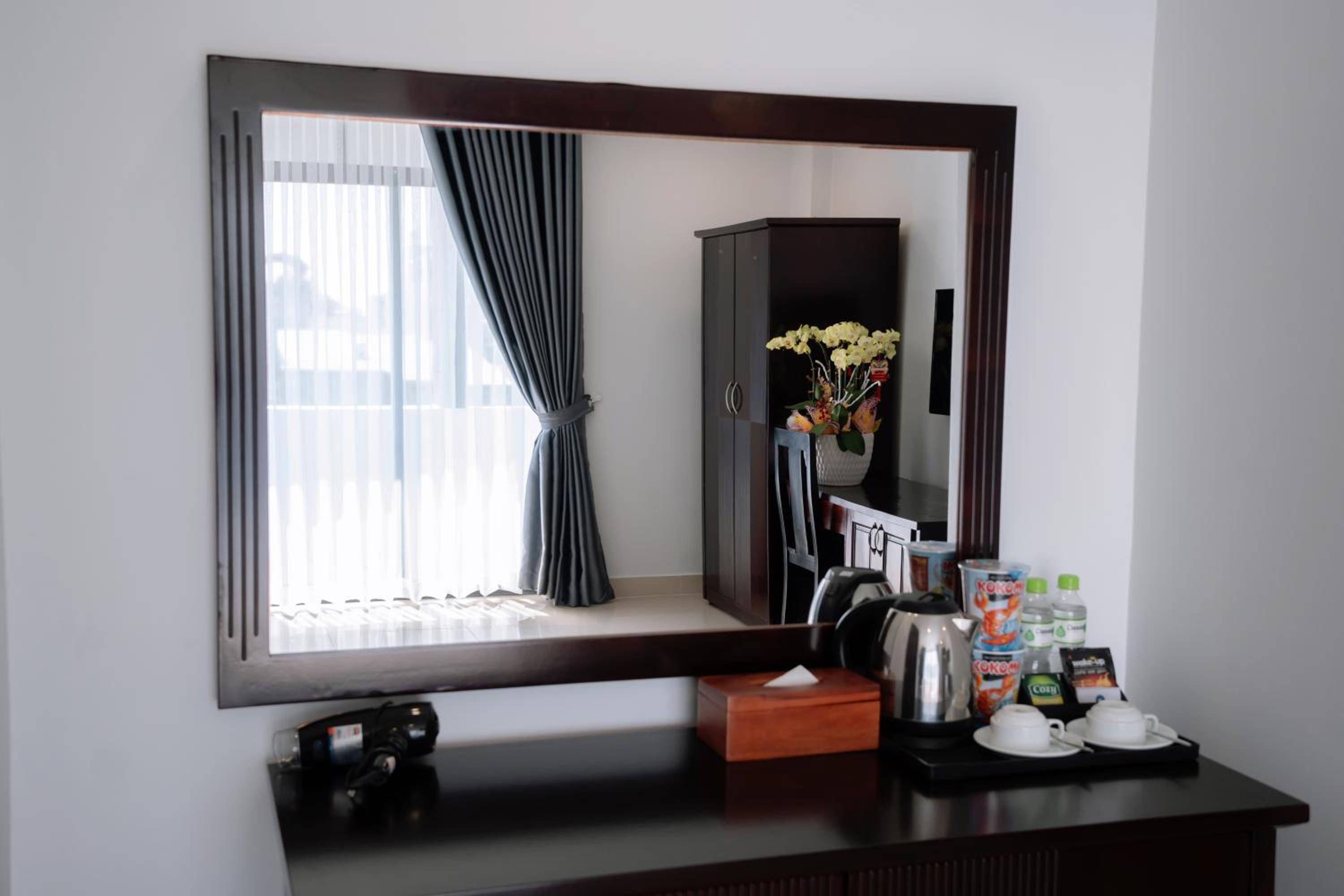Deluxe Double Room with Balcony - Photo 3