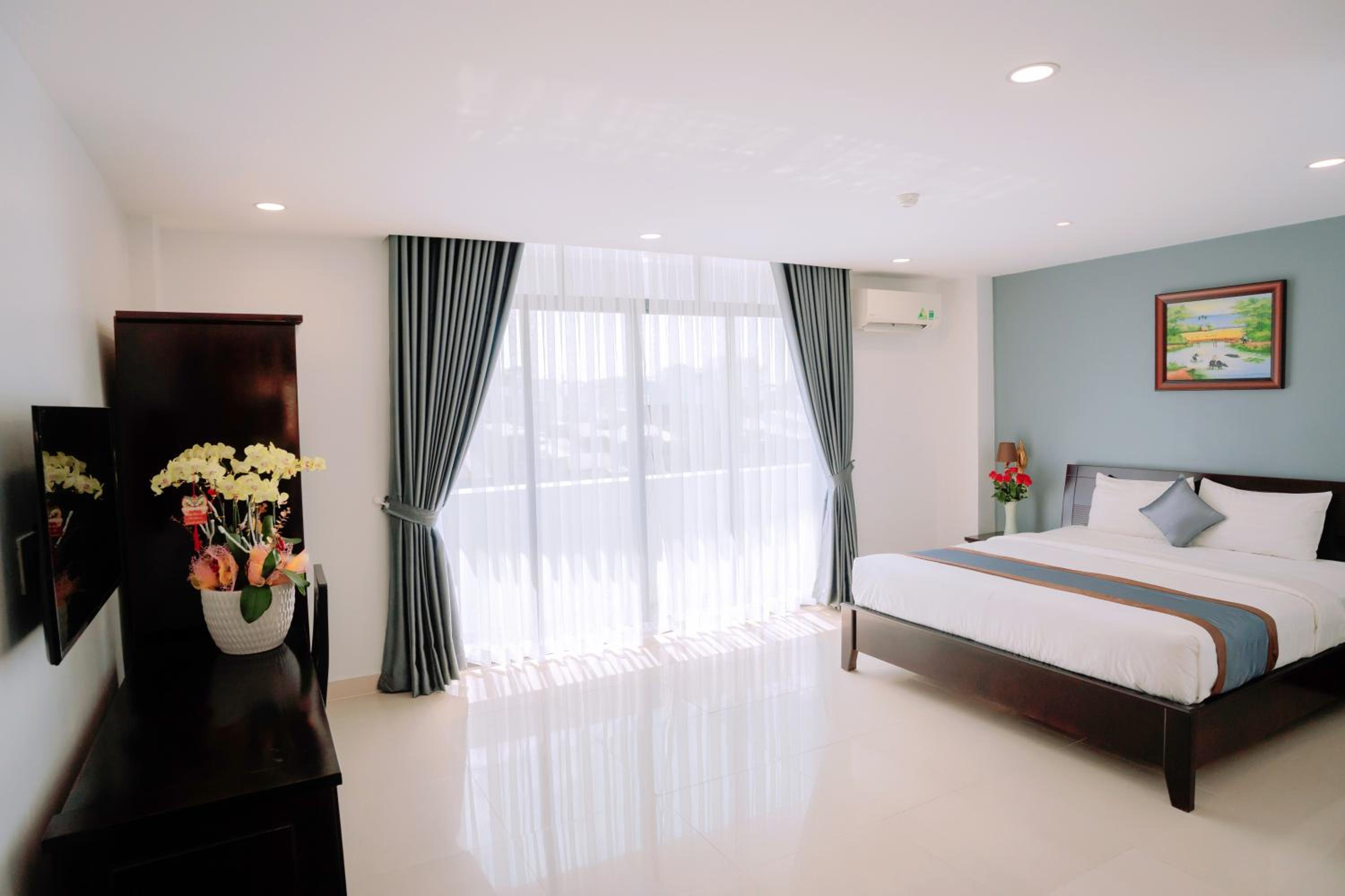 Deluxe Double Room with Balcony - Photo 4
