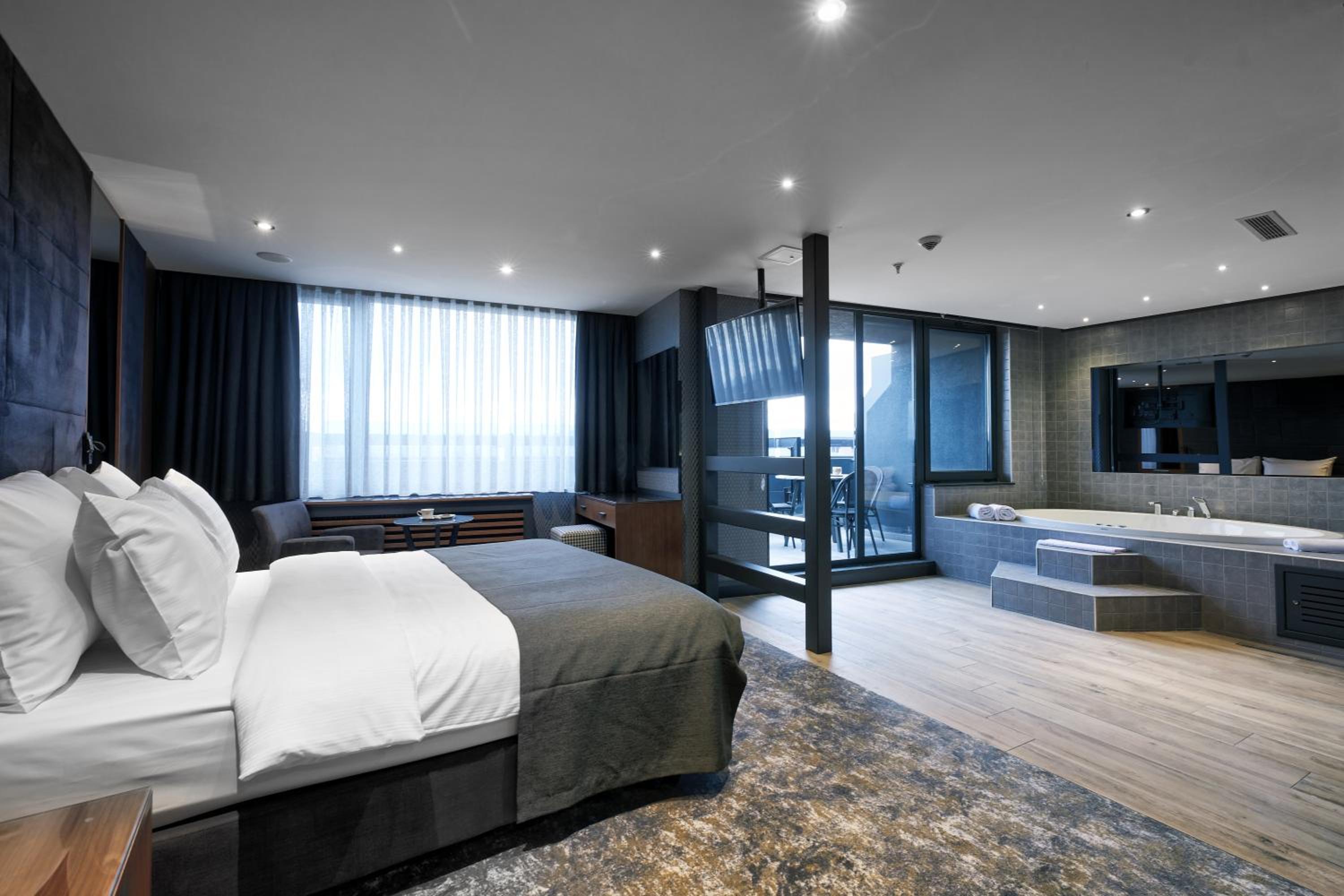 Junior Suite with Terrace - Photo 1