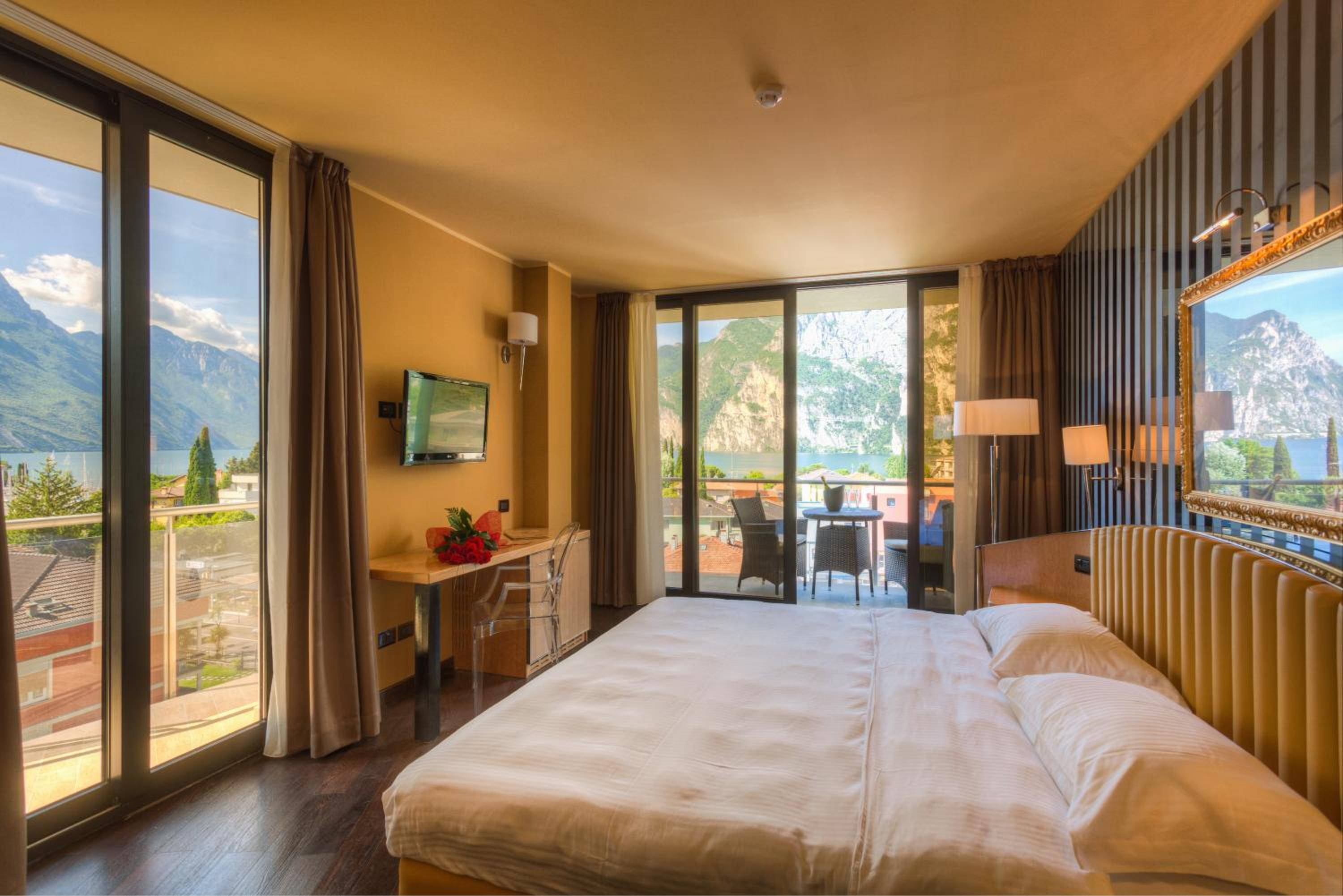 Junior Suite with Lake View and Balcony