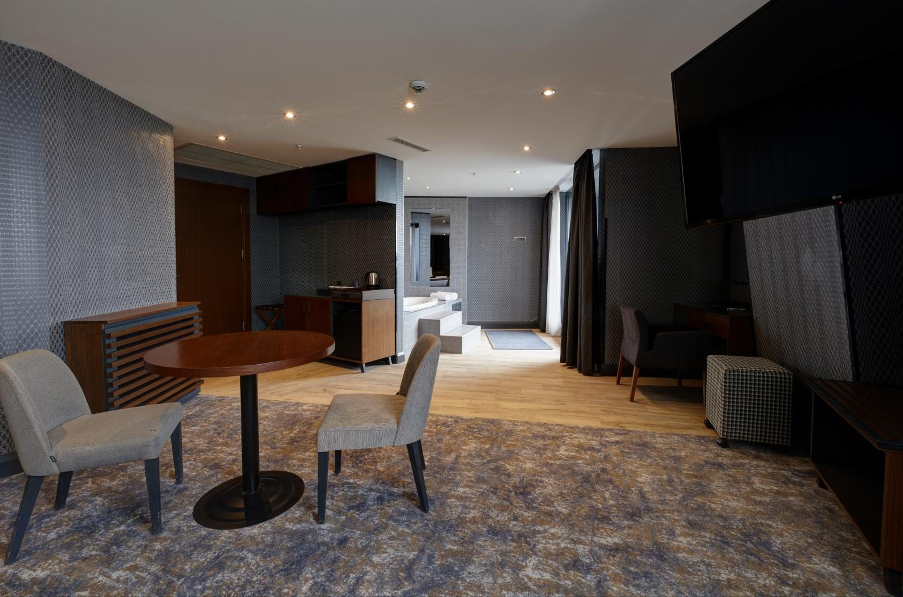Junior Suite with Terrace - Photo 13