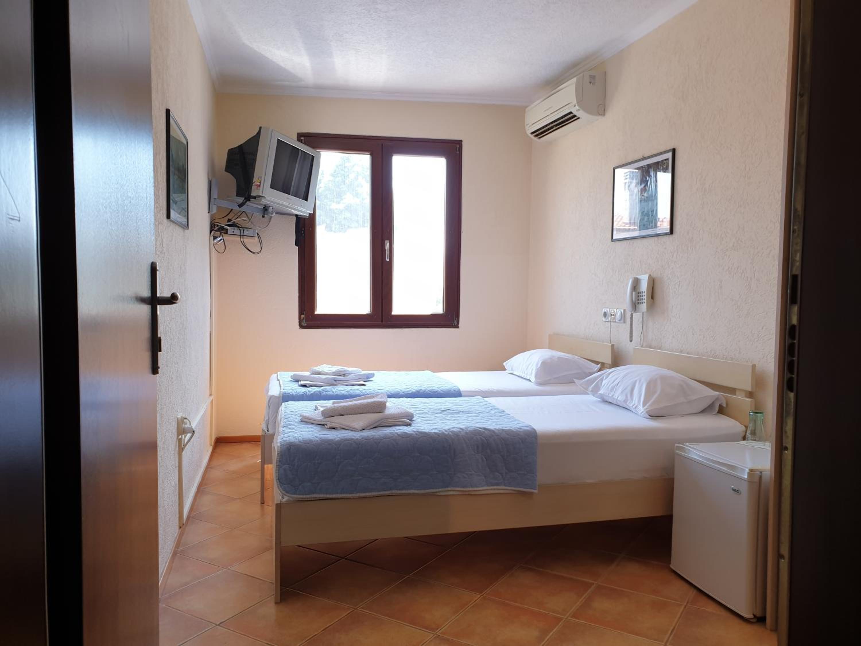 Standard Twin Room - Photo 2