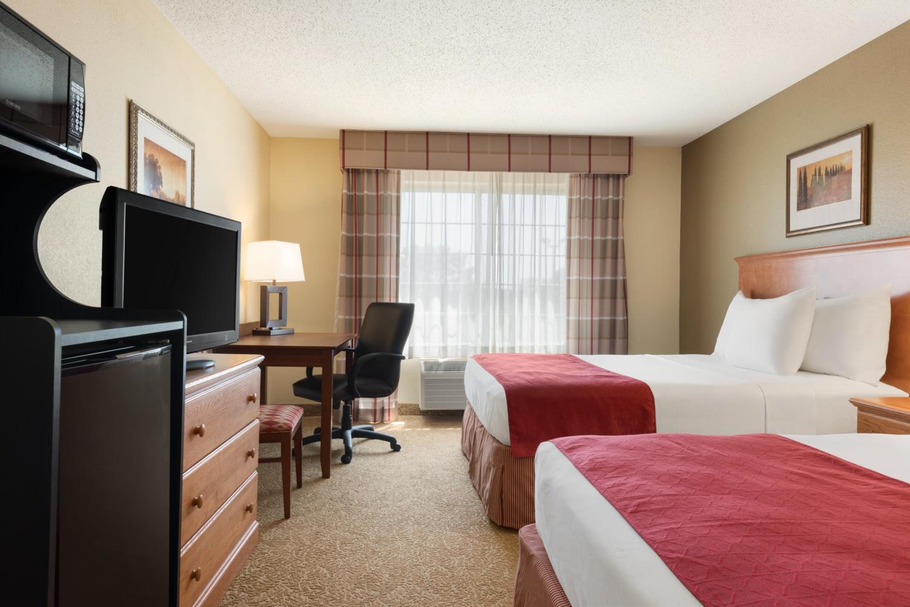 Queen Room with Two Queen Beds photo 1