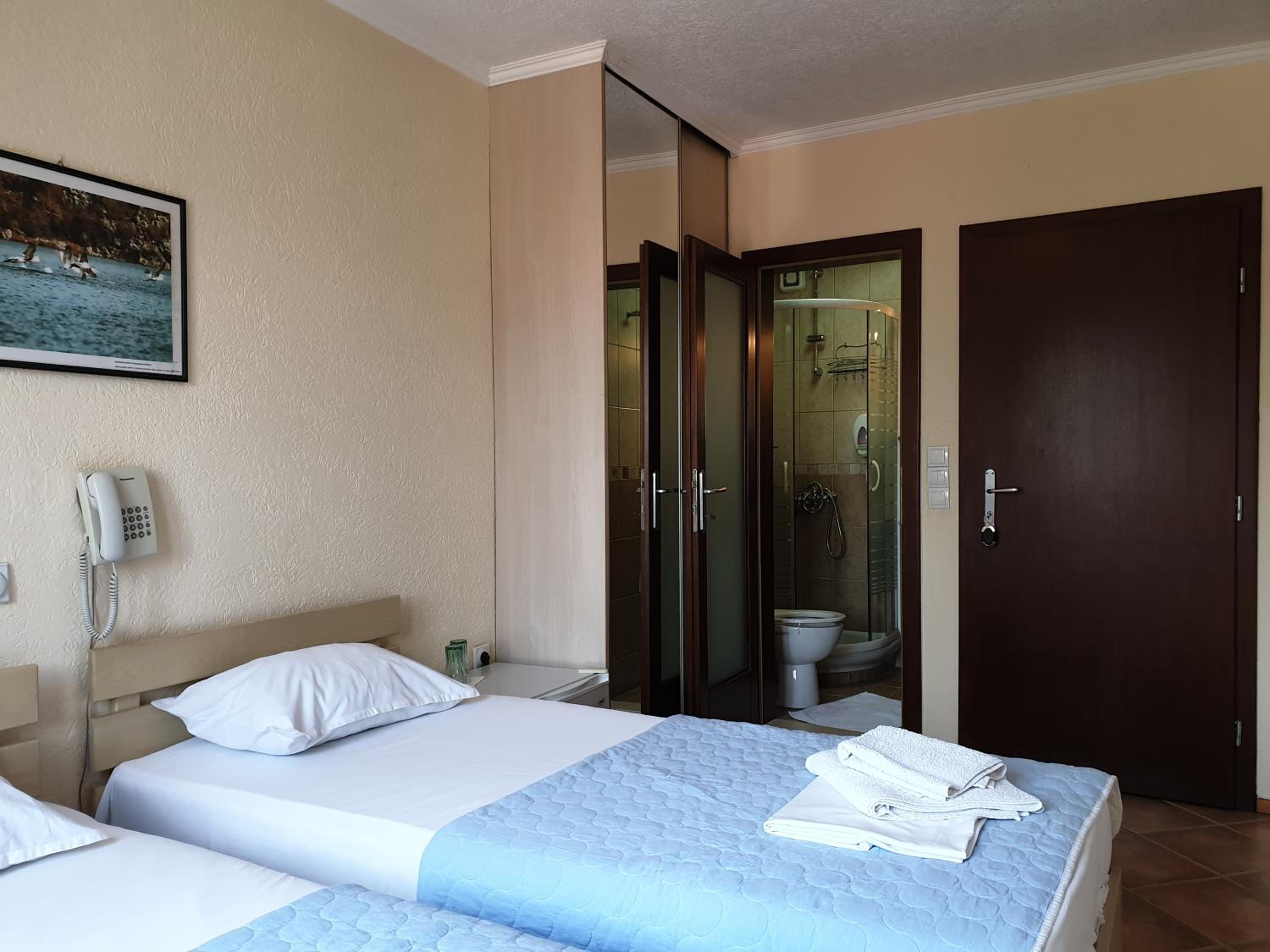 Standard Twin Room - Photo 3