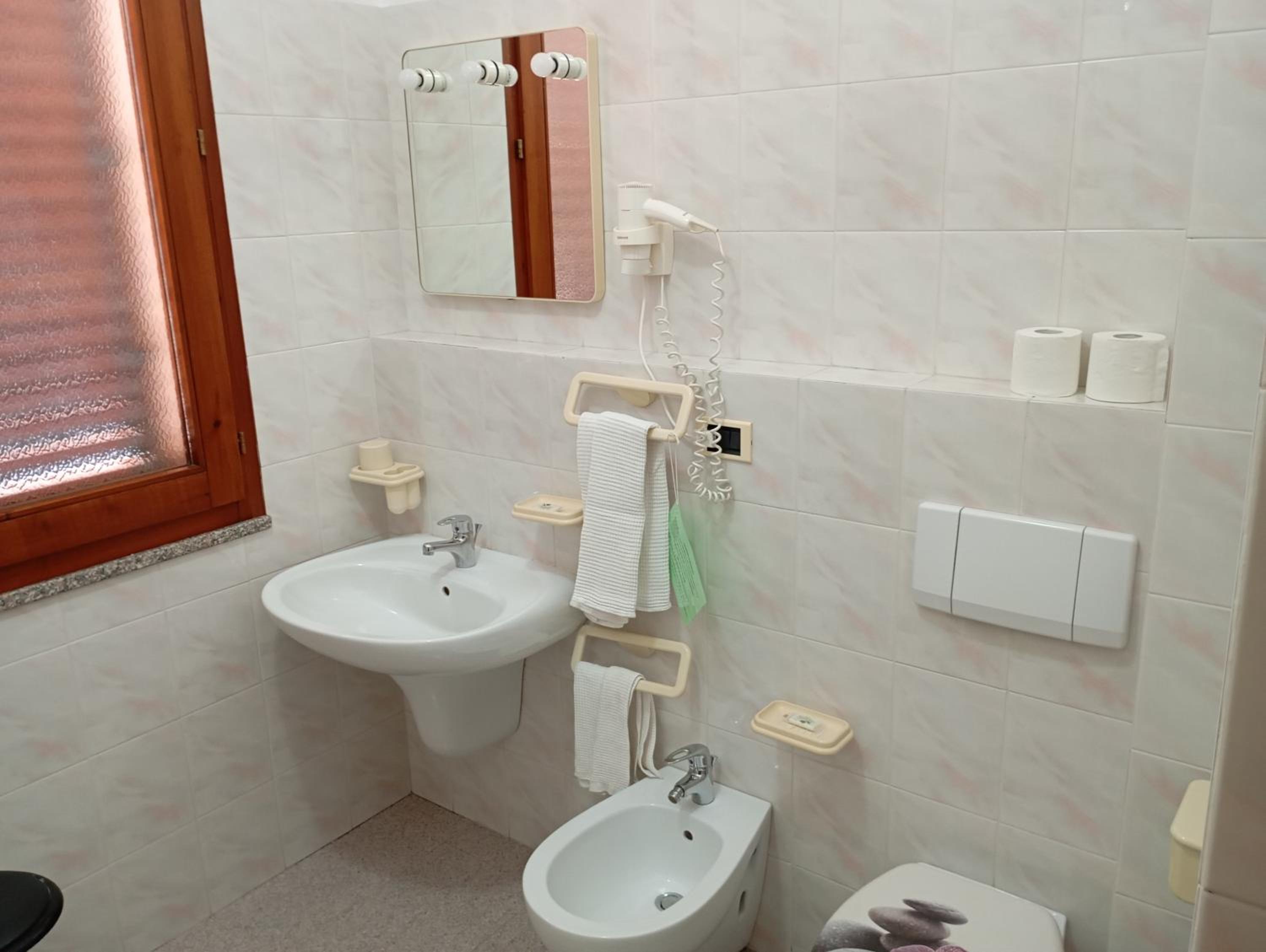 Double or Twin Room - Photo 5