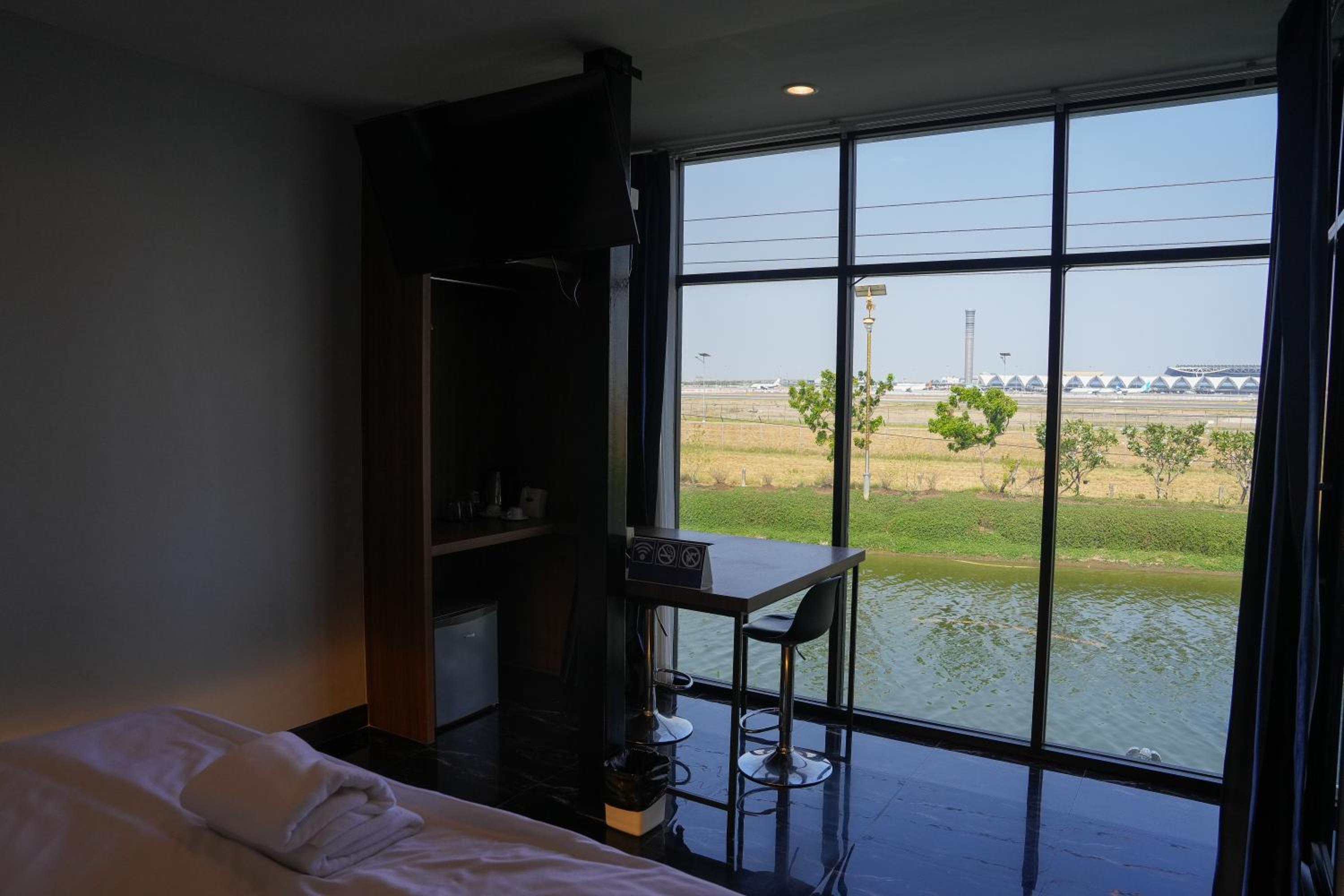Deluxe King Suite - Photo 19