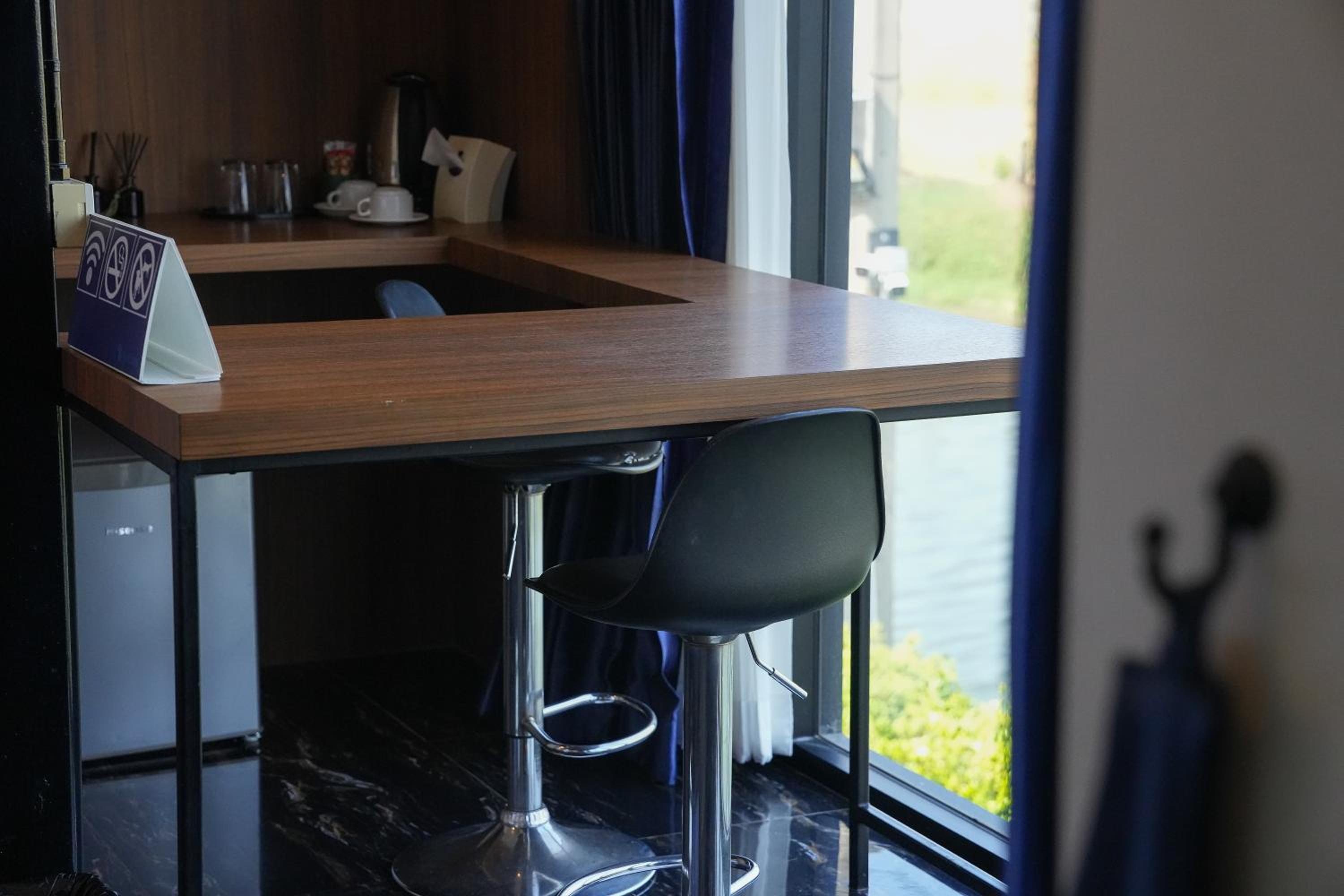 Deluxe King Suite - Photo 17