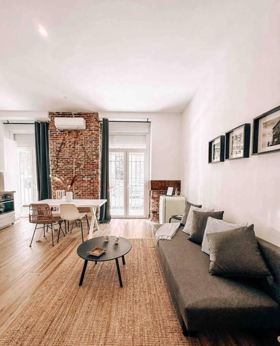 One-Bedroom Apartment photo 3