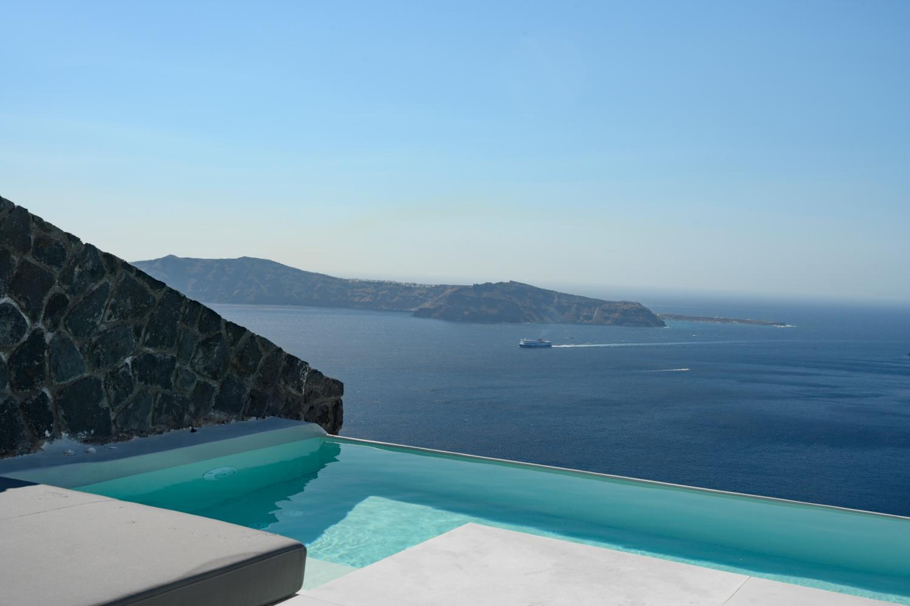 Executive Suite with Infinity Heated Pool photo 3