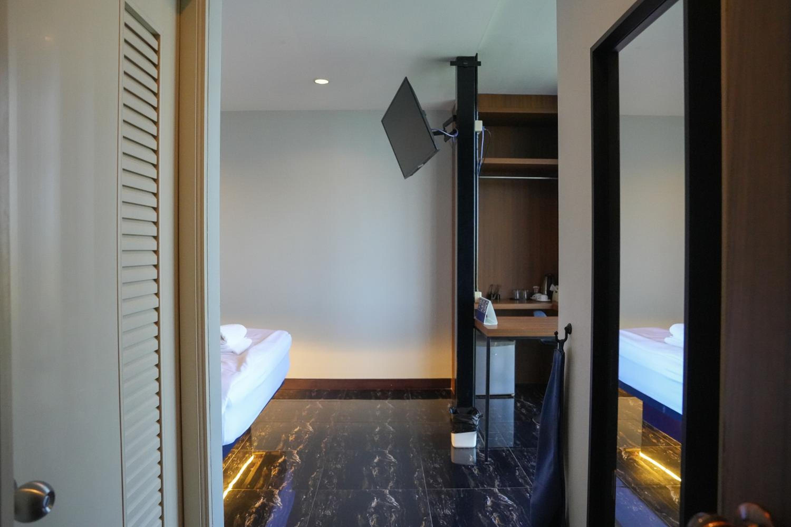 Deluxe King Suite - Photo 16