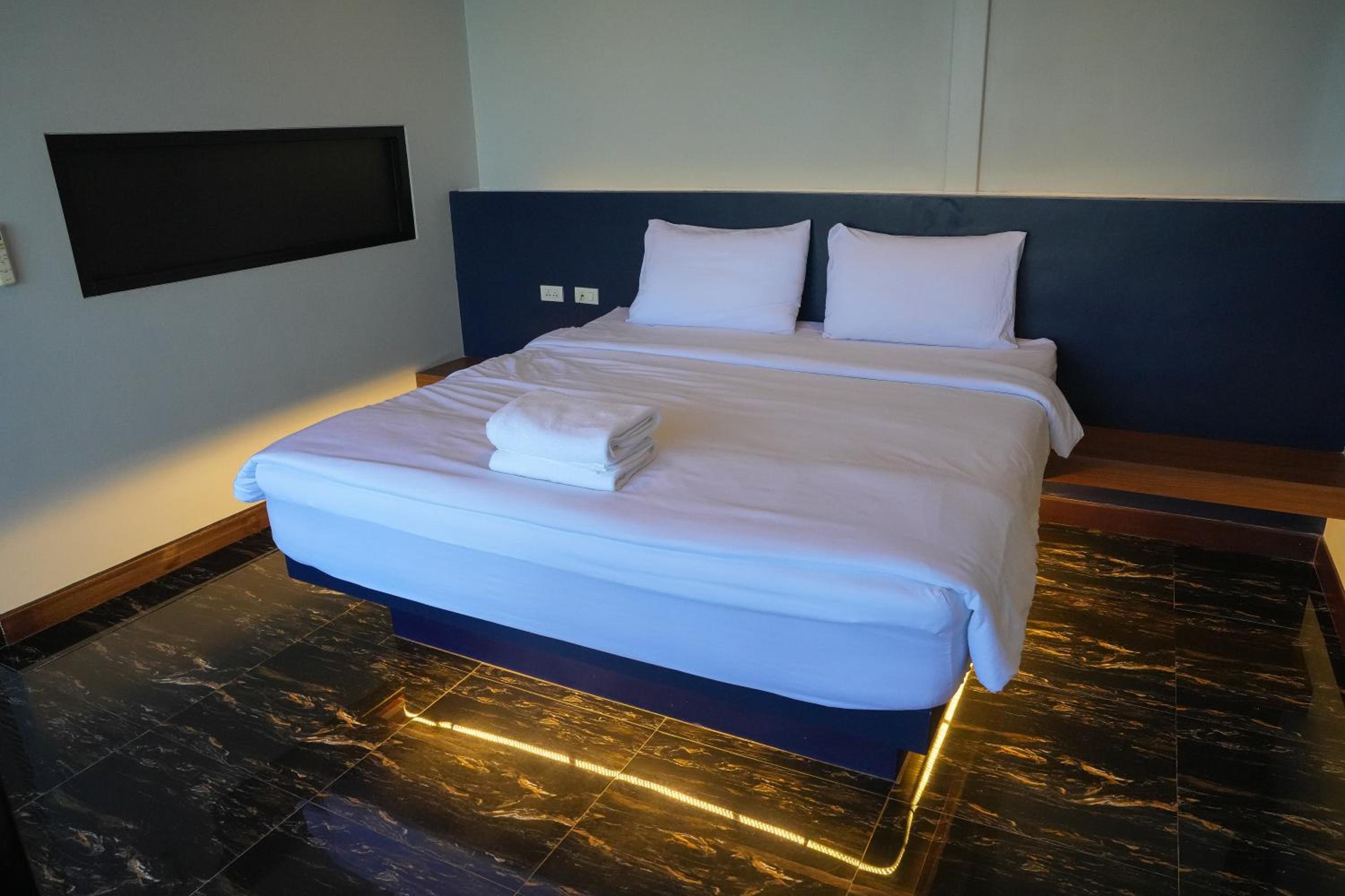Deluxe King Suite - Photo 15