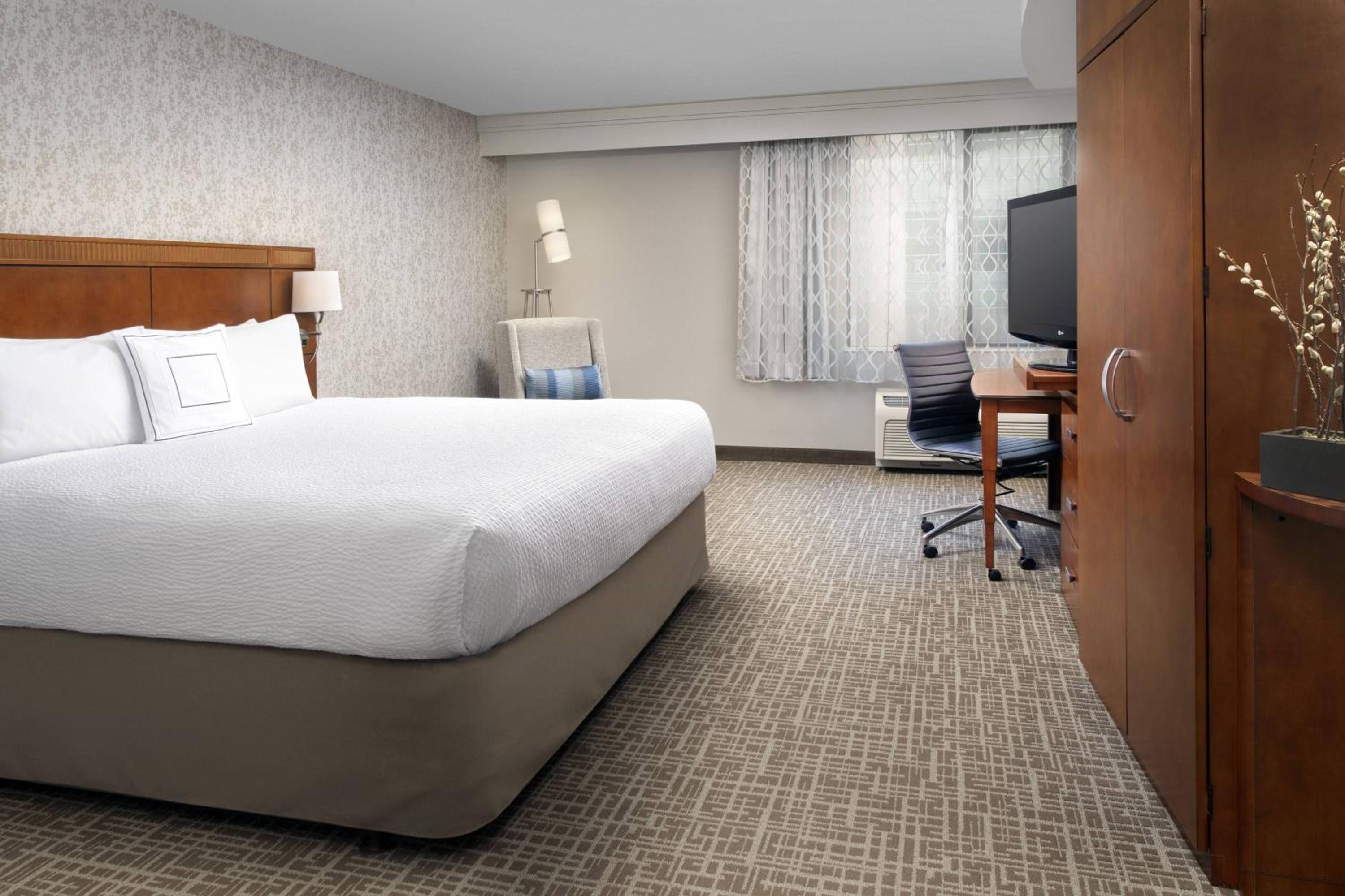 King Room with Sofa Bed - Photo 1