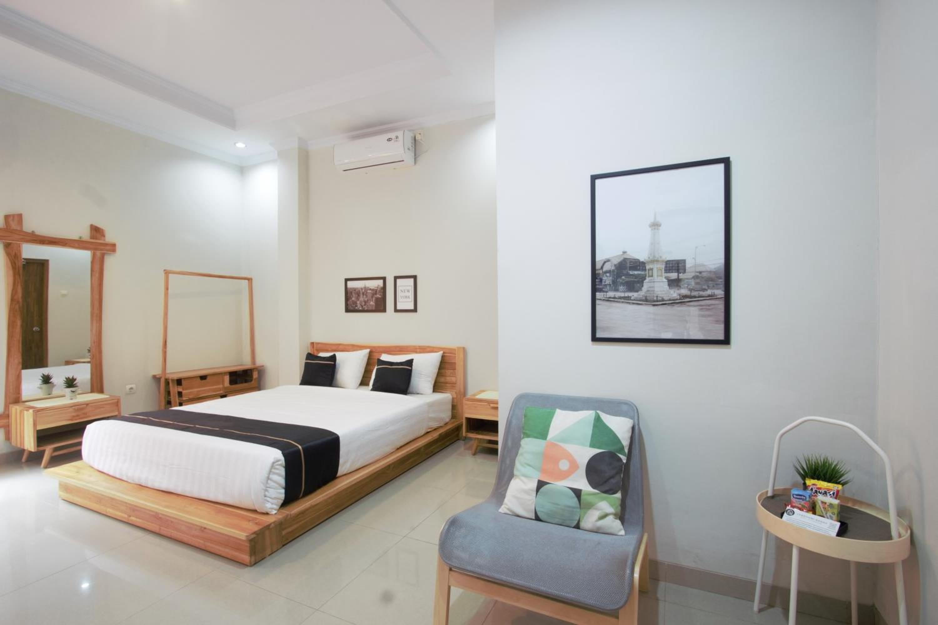 Suite - Photo 1
