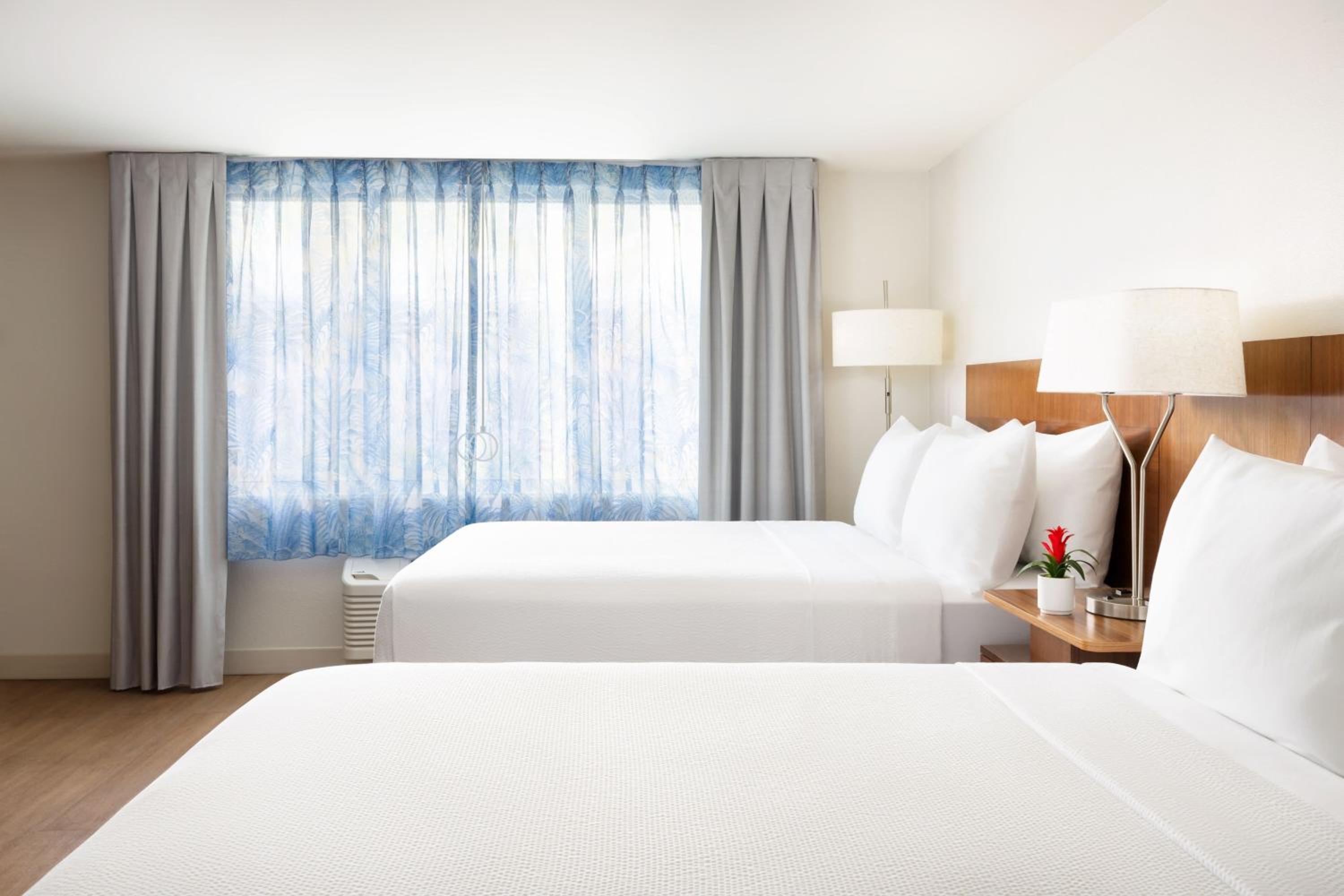 Queen Room with Pool View - Hearing Accessible